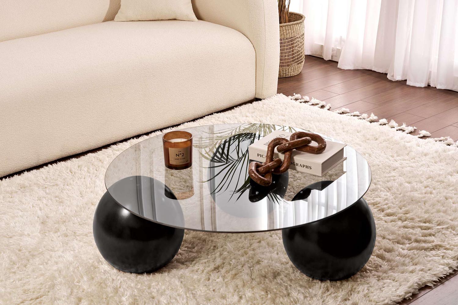 Entdecken Sie den Miro Sofatisch in Schwarz und Grau von Nordure – ein eleganter Couchtisch aus gehärtetem Glas, ideal für jeden Wohnstil.