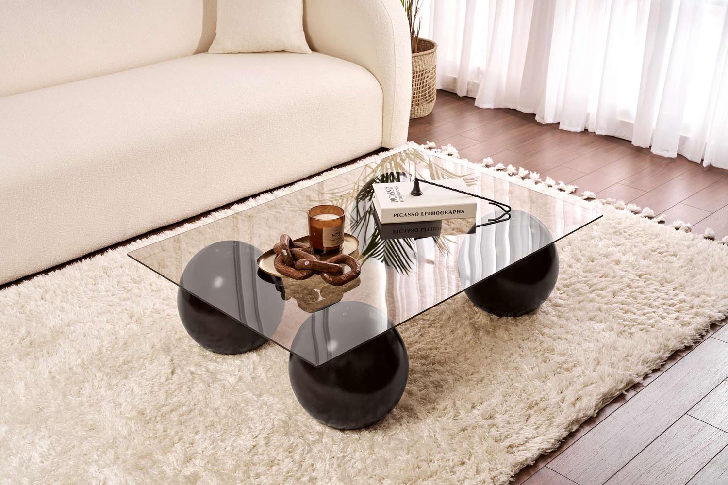 Entdecken Sie den Sera Sofatisch in Schwarz und Bronze von Nordure – ein stilvolles Möbelstück, das Eleganz und Funktionalität vereint.