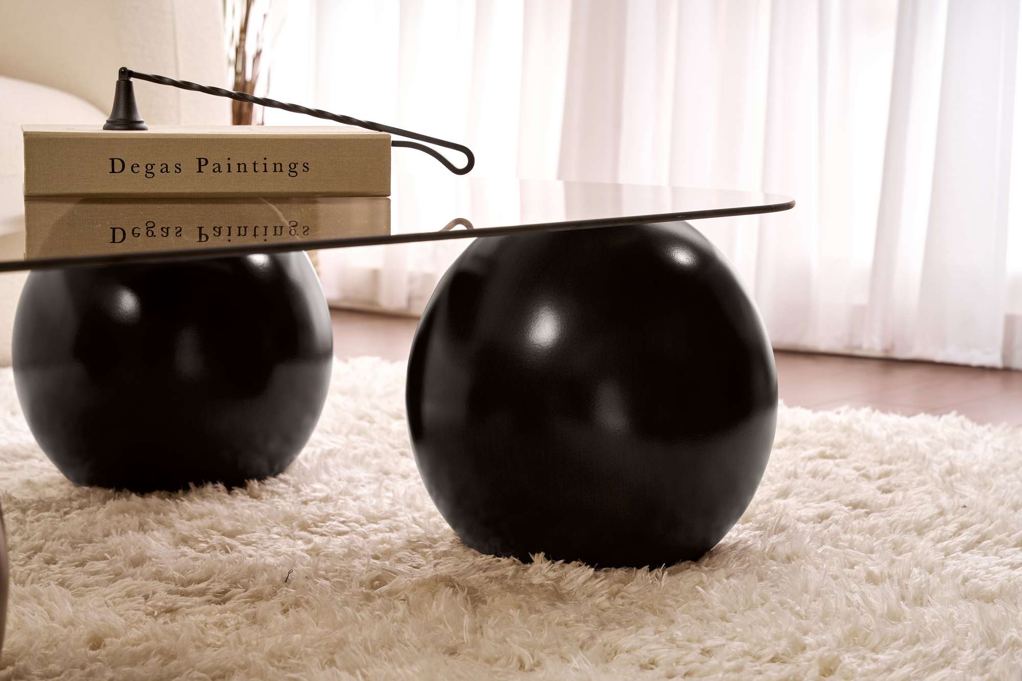 Entdecken Sie den Evara Sofatisch in edlem Schwarz und Bronze von Nordure – ein modernes Design aus gehärtetem Glas, das Eleganz und Stil in Ihr Wohnzimmer bringt.