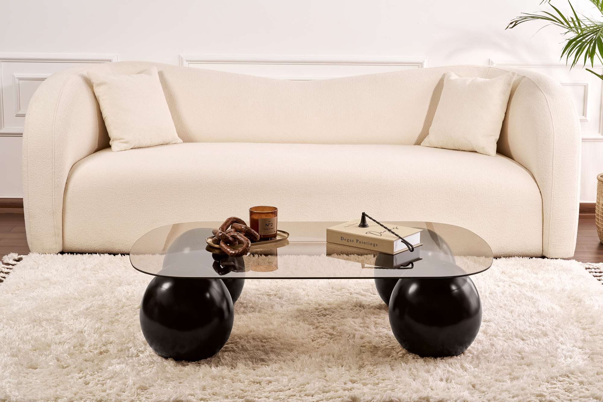 Erleben Sie den Evara Sofatisch in Schwarz und Bronze von Nordure – ein stilvolles Möbelstück aus gehärtetem Glas, das Ihrem Wohnraum einen Hauch von Luxus verleiht.