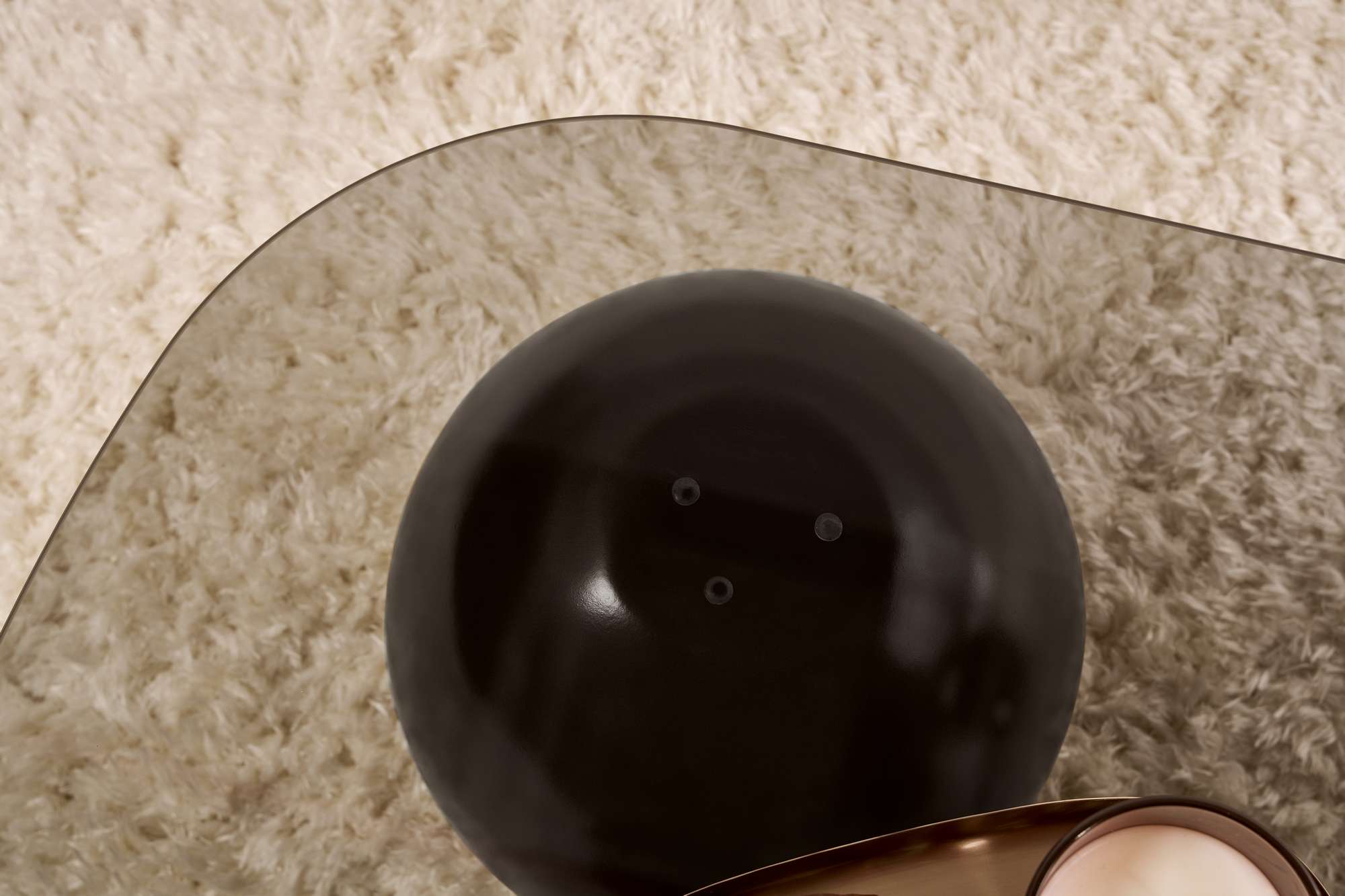 Erleben Sie den Evara Sofatisch in Schwarz und Grau von Nordure – ein elegantes Möbelstück, das Stil und Funktionalität in Ihr Zuhause bringt.