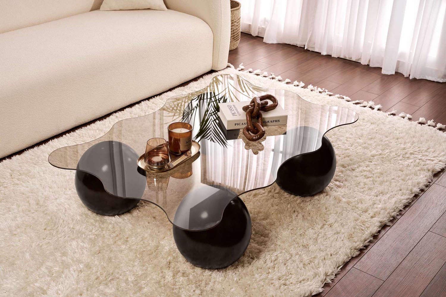 Entdecken Sie den Noxa Sofatisch in Schwarz und Bronze von Nordure – ein eleganter Couchtisch aus gehärtetem Glas, der jedem Raum Stil verleiht.