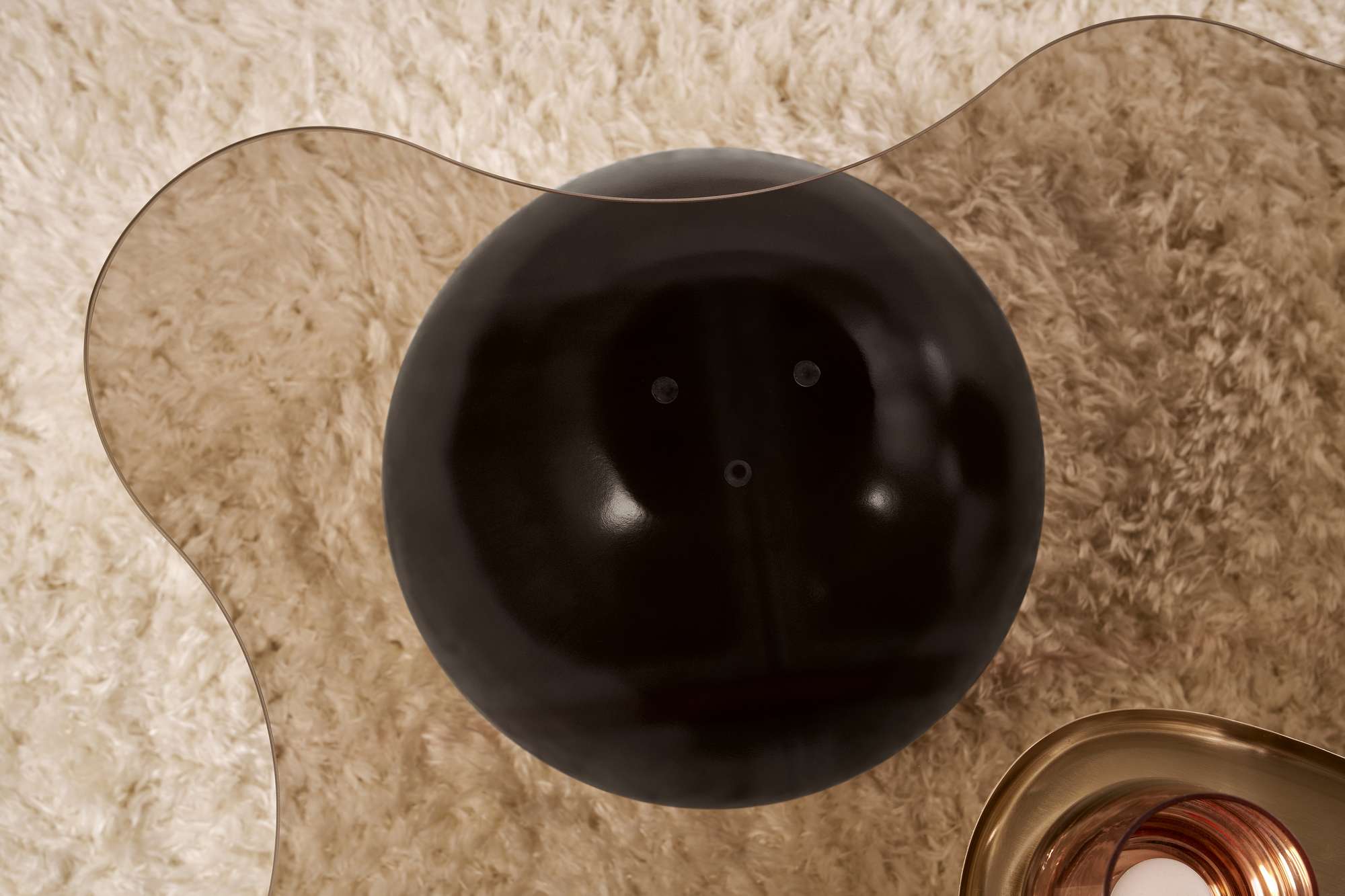 Verleihen Sie Ihrem Wohnraum mit dem Noxa Sofatisch in Schwarz und Bronze von Nordure einen Hauch von Luxus und modernem Design.