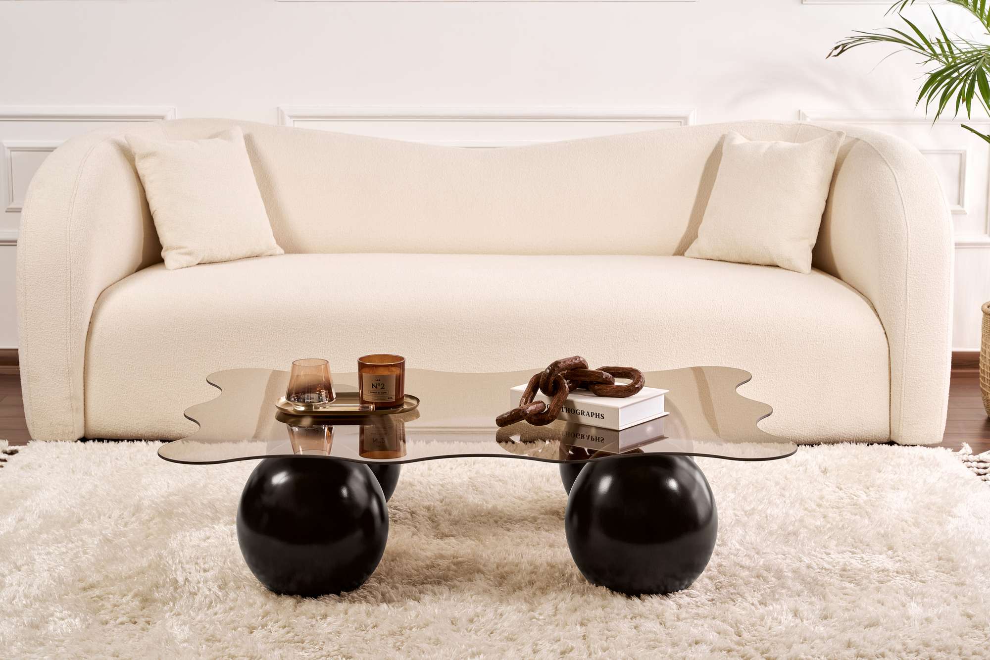 Verleihen Sie Ihrem Wohnraum mit dem Noxa Sofatisch in Schwarz und Bronze von Nordure einen Hauch von Luxus und modernem Design.