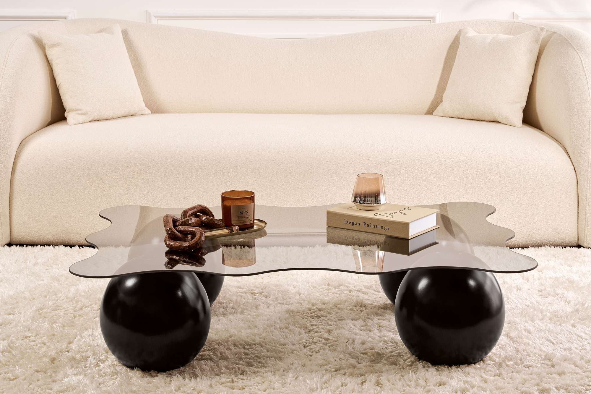 Erleben Sie den Noxa Sofatisch in Schwarz und Grau von Nordure – ein stilvolles Highlight für Ihr Zuhause, das Eleganz und praktische Nutzung perfekt kombiniert.