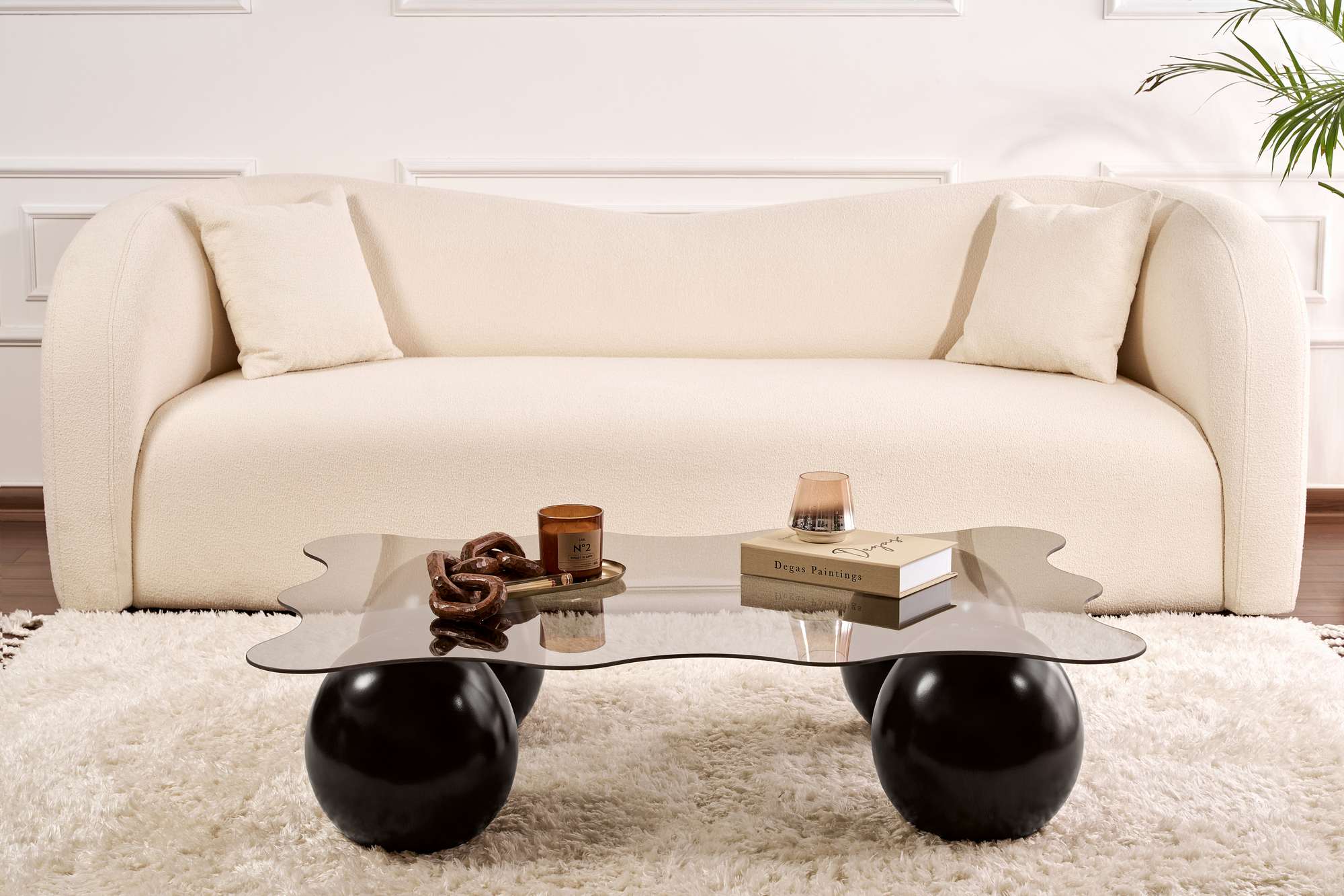 Erleben Sie den Noxa Sofatisch in Schwarz und Grau von Nordure – ein stilvolles Highlight für Ihr Zuhause, das Eleganz und praktische Nutzung perfekt kombiniert.