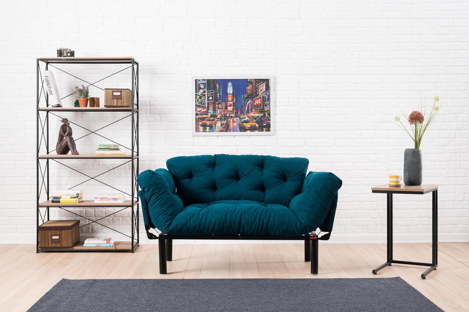 Erleben Sie das Nitta Bettsofa in Petrol Blau – ein stilvolles 2-Sitzer Schlafsofa, das Komfort und modernes Design vereint.