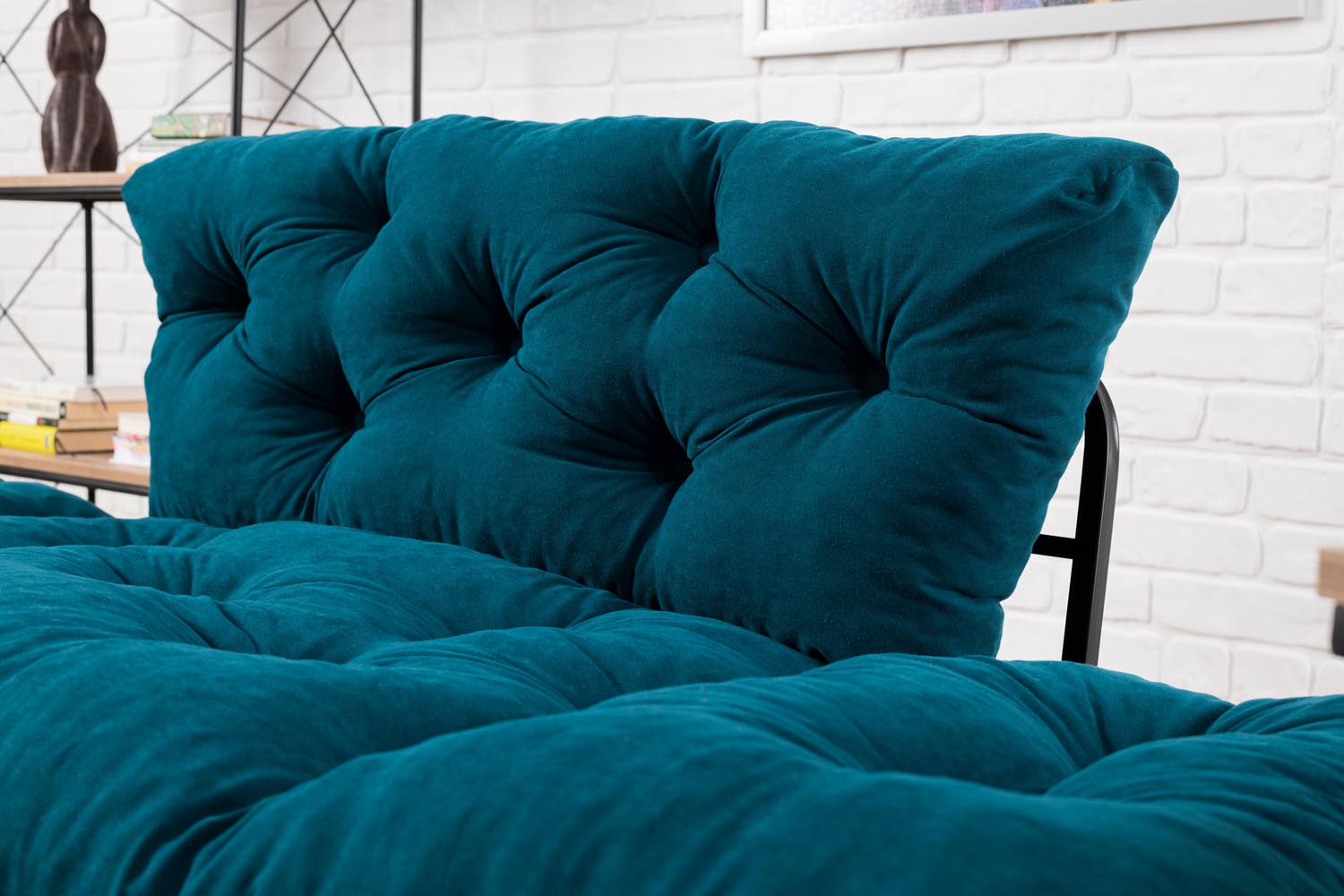 Erleben Sie das Nitta Bettsofa in Petrol Blau – ein stilvolles 2-Sitzer Schlafsofa, das Ihrem Raum Eleganz und Komfort verleiht.