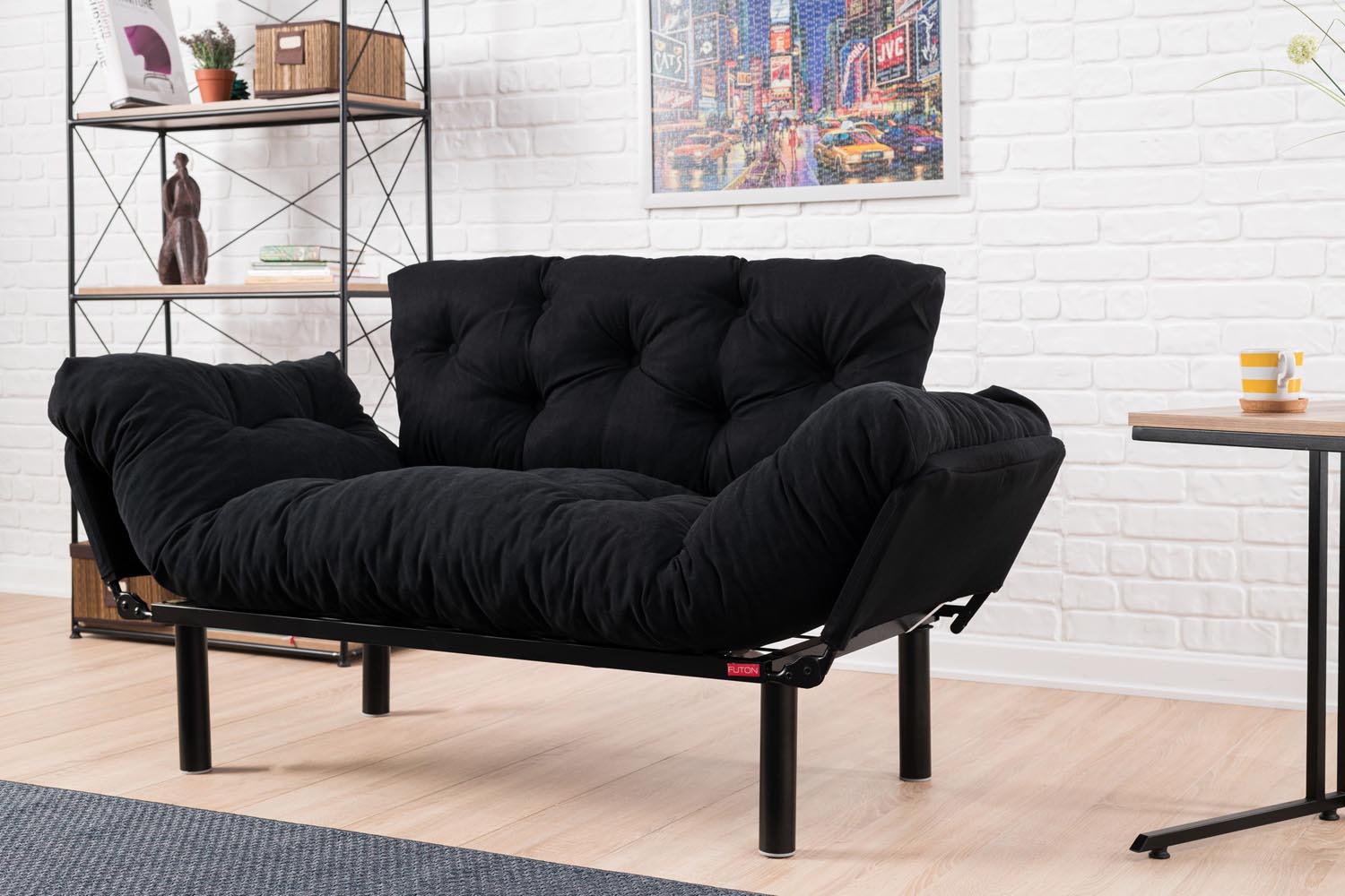 Erleben Sie das Nitta Bettsofa in stilvollem Schwarz von Atelier Del Sofa – ein elegantes, vielseitiges Möbelstück, das Komfort und Langlebigkeit vereint.