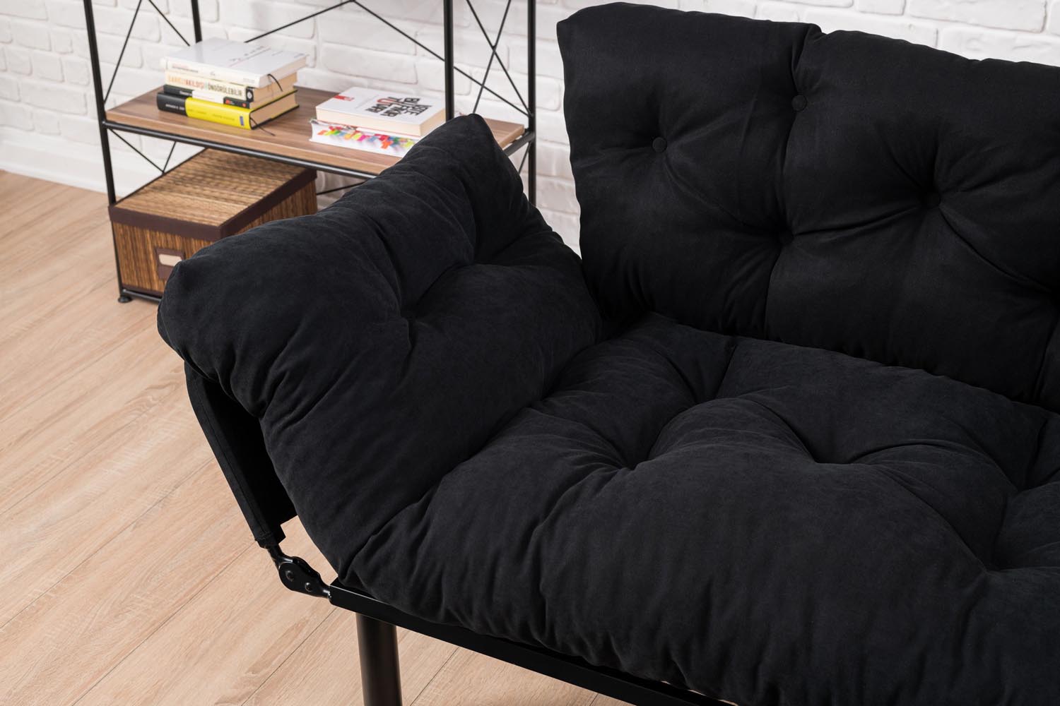 Entdecken Sie das Nitta Bettsofa in edlem Schwarz von Atelier Del Sofa – die perfekte Kombination aus modernem Design, Komfort und Funktionalität für Ihr Zuhause.