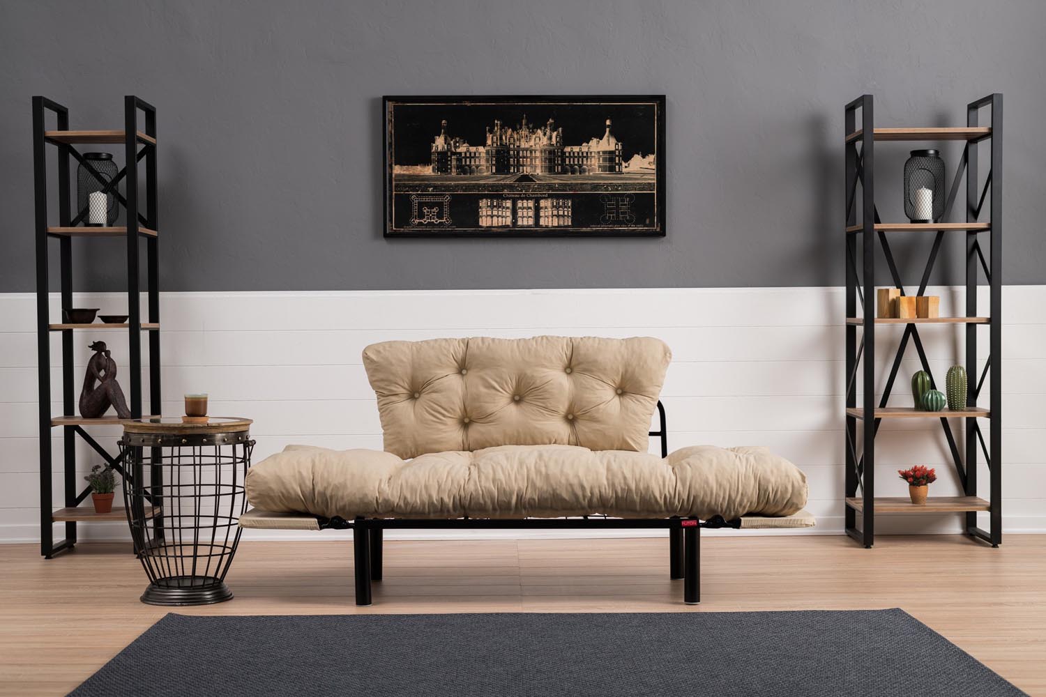 Erleben Sie das Nitta Bettsofa in Sahne von Atelier Del Sofa – ein elegantes 2-Sitzer Schlafsofa, das Funktionalität und modernen Stil perfekt kombiniert.