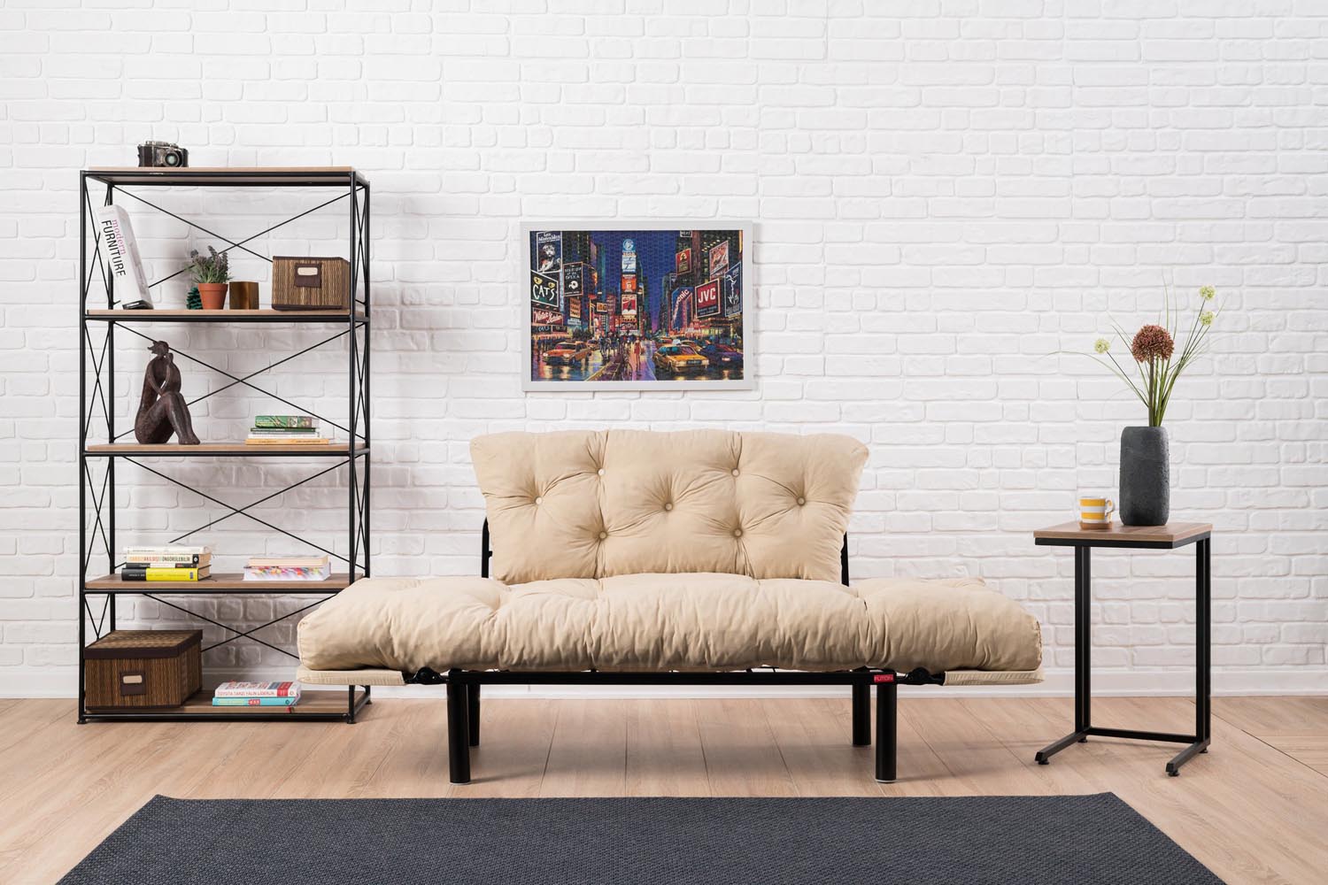 Erleben Sie das Nitta Bettsofa in Sahne von Atelier Del Sofa – ein elegantes 2-Sitzer Schlafsofa, das Funktionalität und modernen Stil perfekt kombiniert.