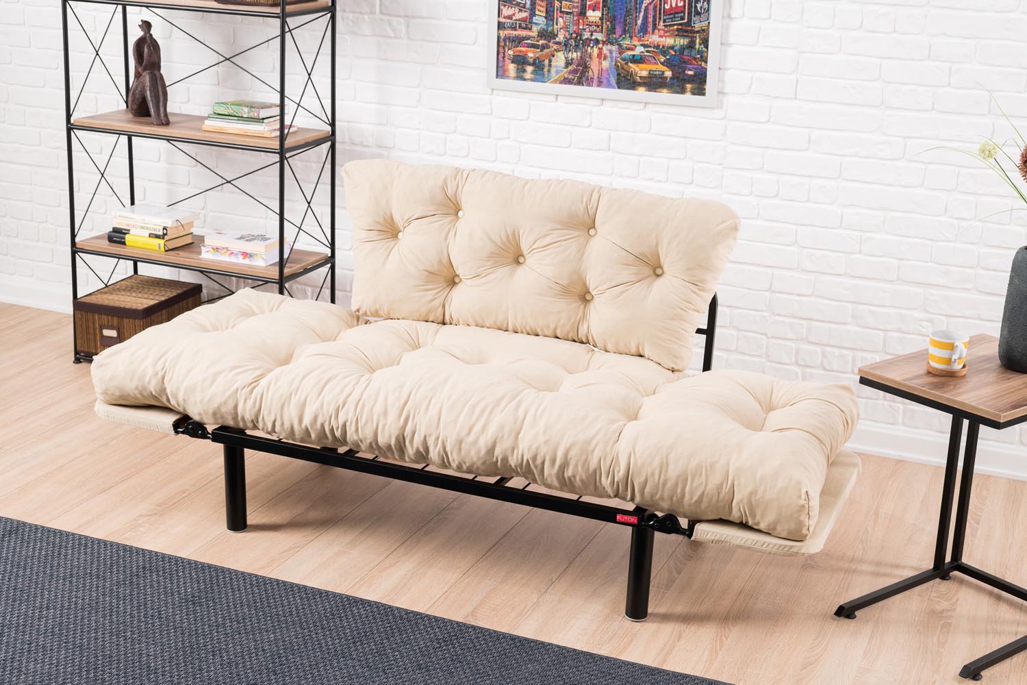 Entdecken Sie das Nitta Bettsofa in Sahne von Atelier Del Sofa – ein stilvolles 2-Sitzer Schlafsofa, das Komfort und Eleganz vereint.