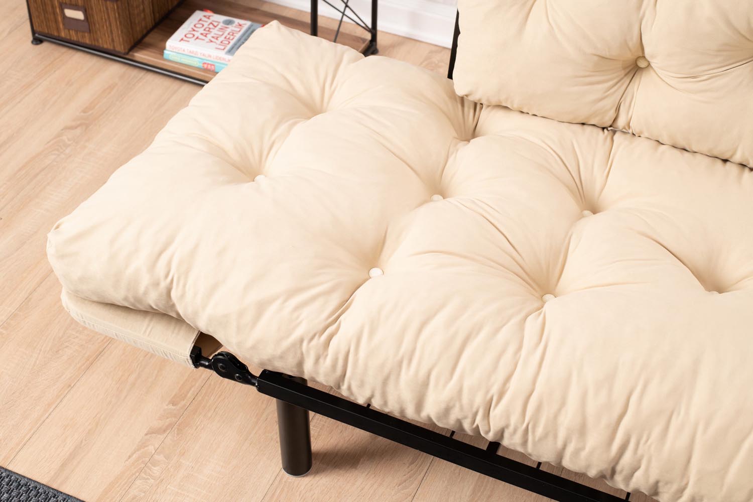 Entdecken Sie das Nitta Bettsofa in Sahne von Atelier Del Sofa – ein stilvolles 2-Sitzer Schlafsofa, das Komfort und Eleganz vereint.