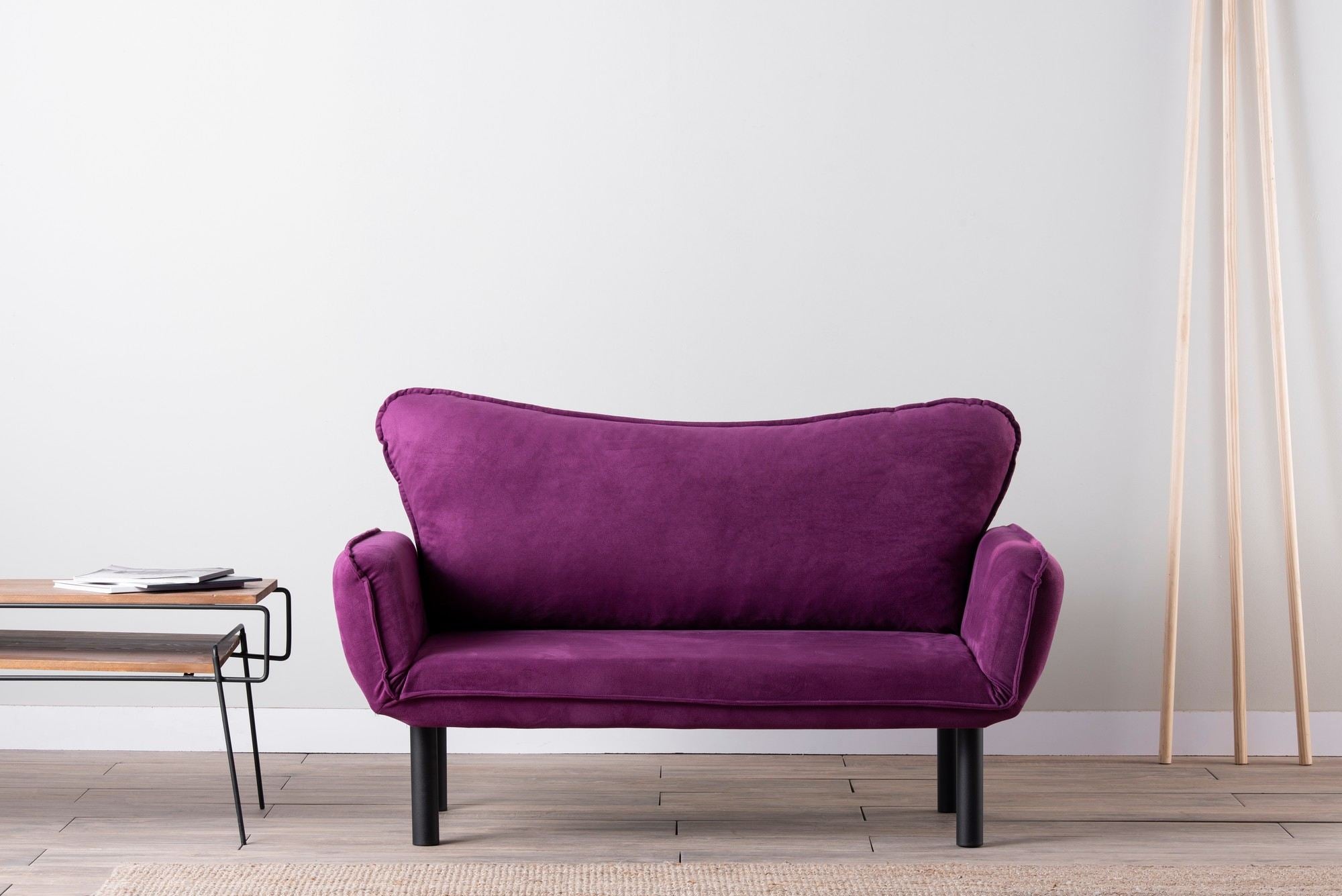 Erleben Sie das elegante Chatto Bettsofa in Lila – die perfekte Kombination aus modernem Design und praktischer Schlafgelegenheit für Ihr Zuhause.