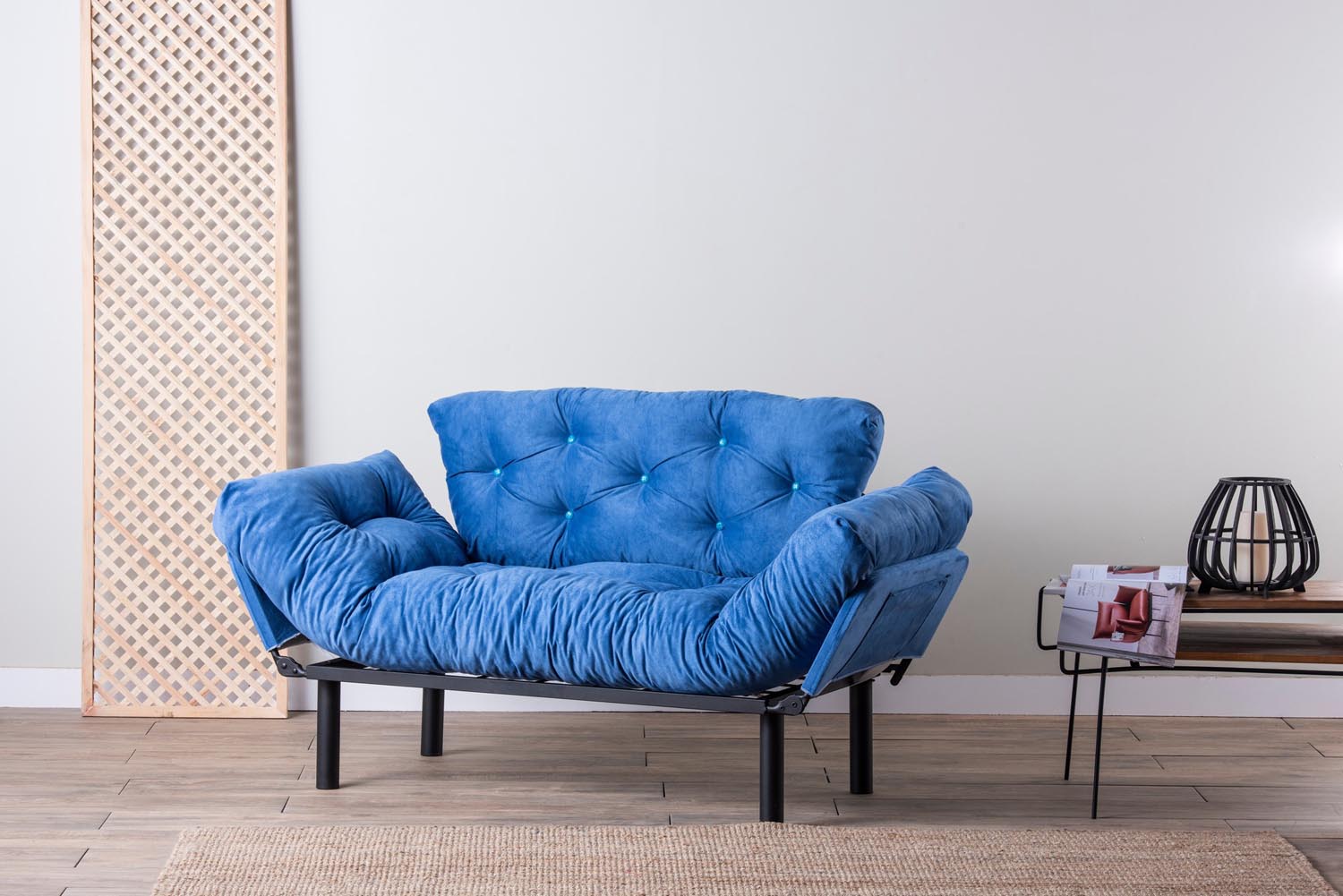Entdecken Sie das stilvolle Nitta Bettsofa in Blau von Atelier Del Sofa – die perfekte Kombination aus Komfort und Funktionalität für Ihr Zuhause.