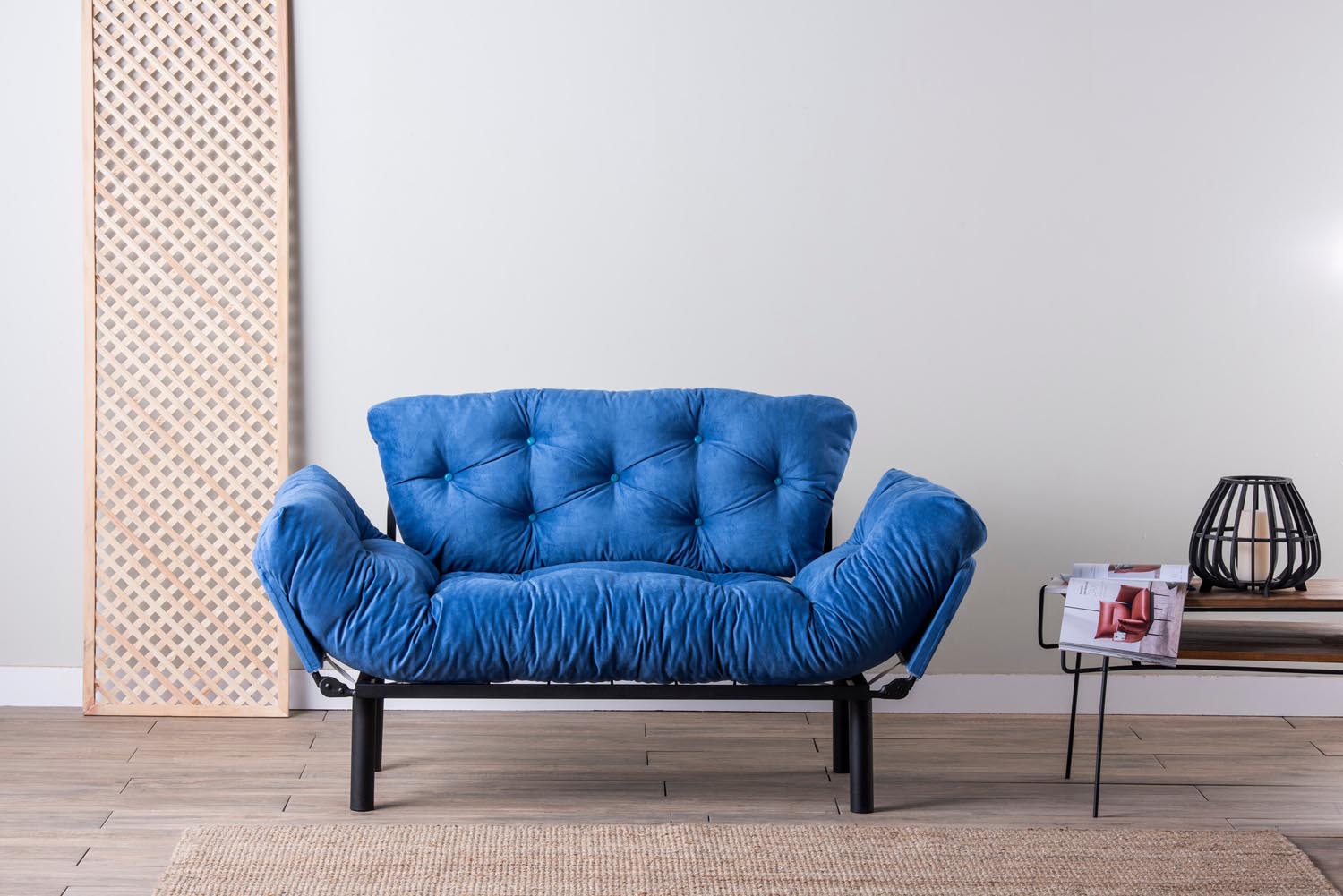 Erleben Sie das Nitta Bettsofa in Blau von Atelier Del Sofa – ein elegantes, platzsparendes Möbelstück, das Komfort und Stil vereint.