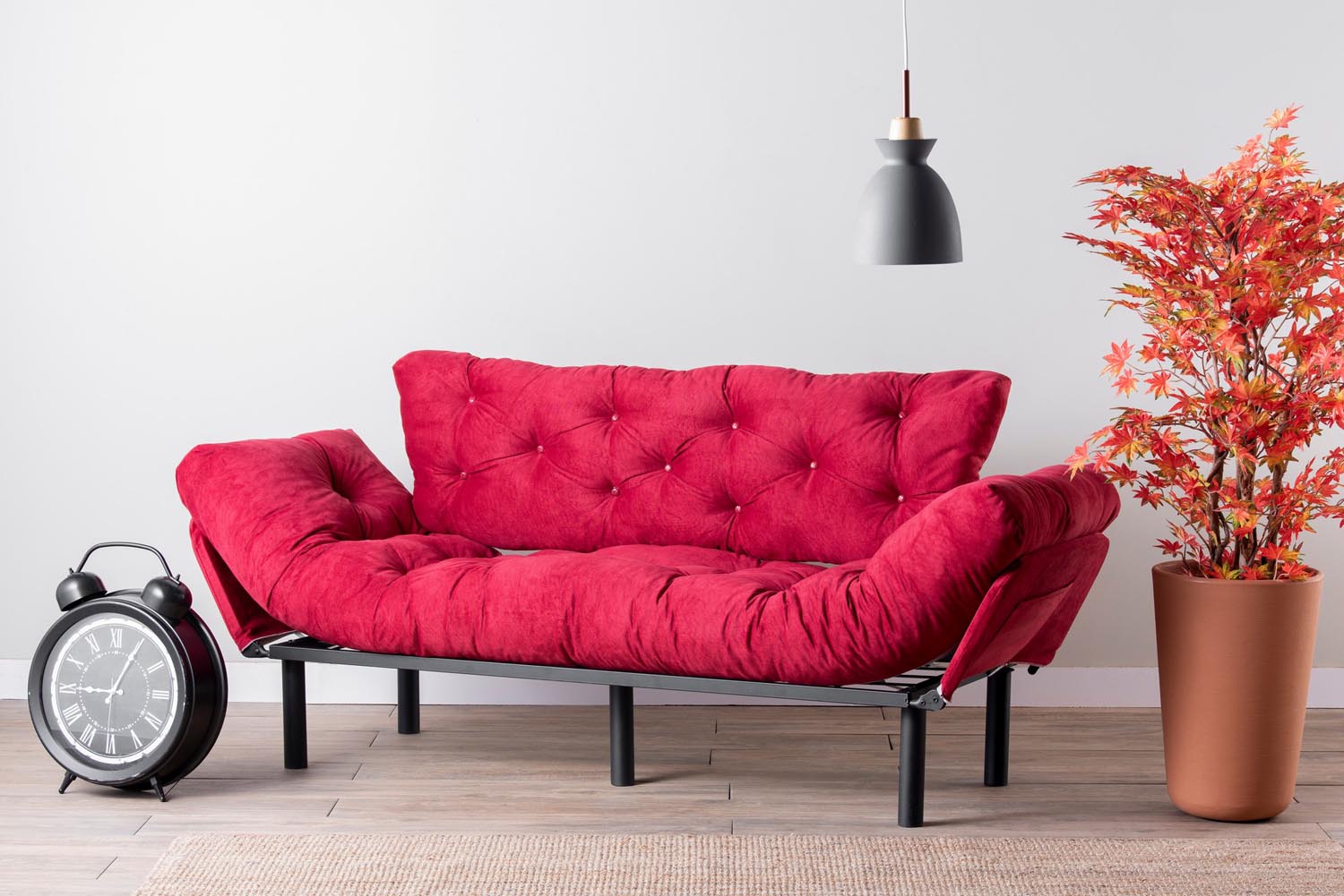 Entdecken Sie das Nitta Triple Bettsofa in Maroon von Atelier Del Sofa – ein stilvolles, komfortables 3-Sitzer Schlafsofa, das Eleganz und Funktionalität vereint.