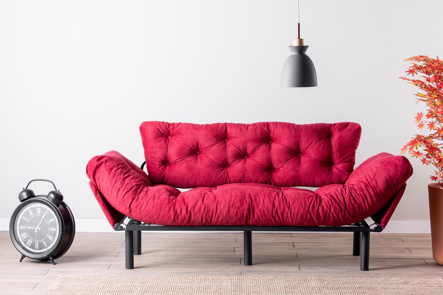 Erleben Sie das Nitta Triple Bettsofa in Maroon von Atelier Del Sofa – ein elegantes 3-Sitzer Schlafsofa, das Komfort und modernes Design perfekt kombiniert.