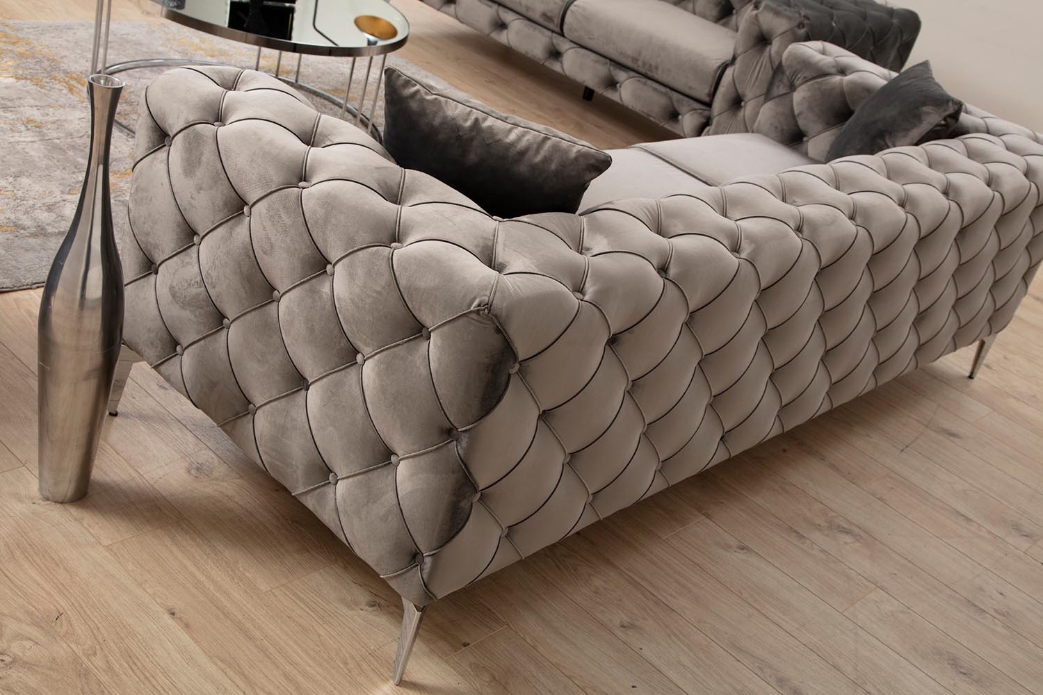 Erleben Sie das Como 2-Sitzer Sofa in edlem Anthrazit von Atelier Del Sofa. Modernes Design, luxuriöse Polsterung und pflegeleichte Stoffe für Ihr stilvolles Zuhause.