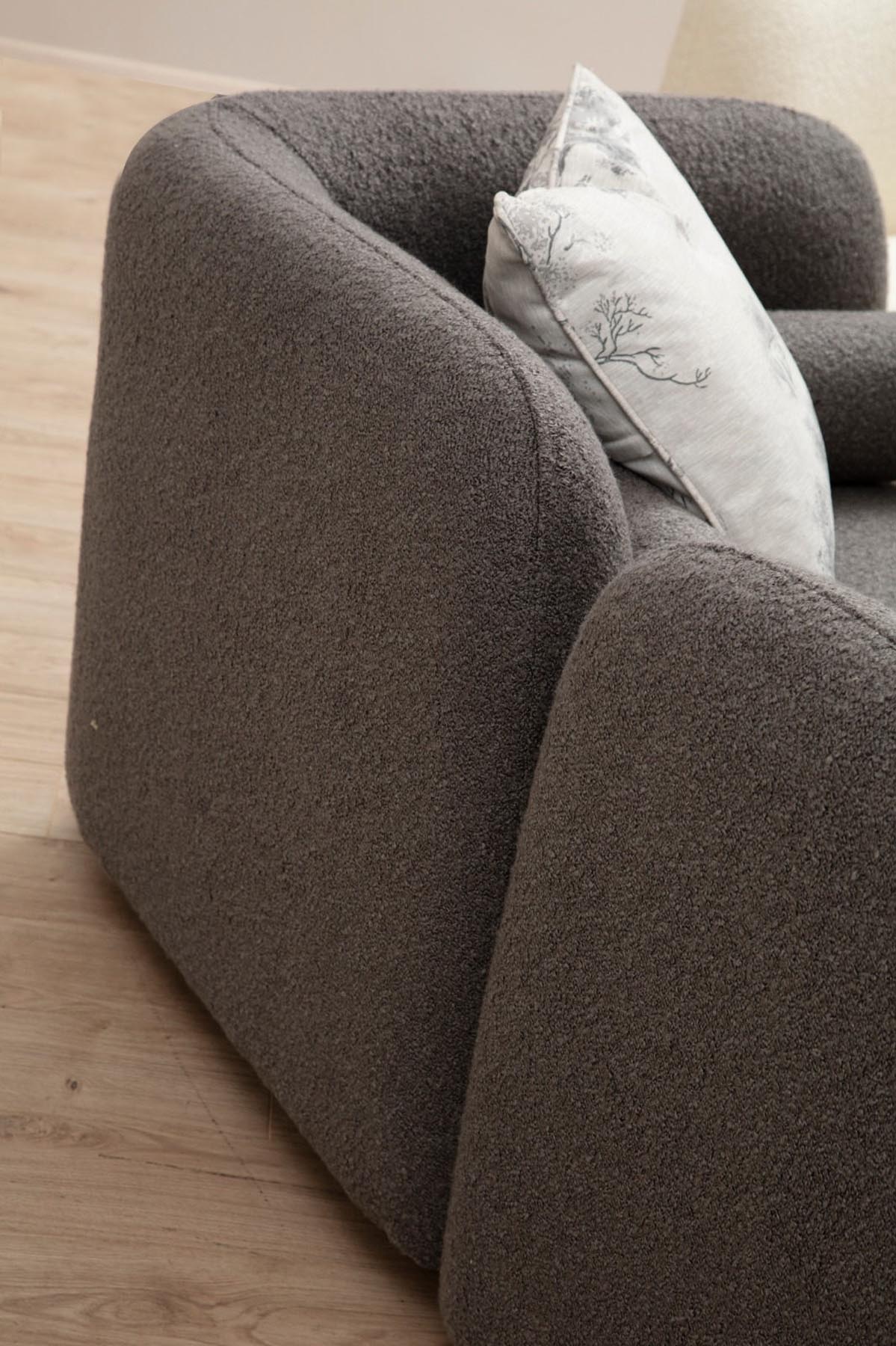 Entdecken Sie das Victoria Grey Bouclette 3er Sofa – eine harmonische Verbindung aus luxuriösem Komfort und zeitgemäßem Stil für Ihr Zuhause.