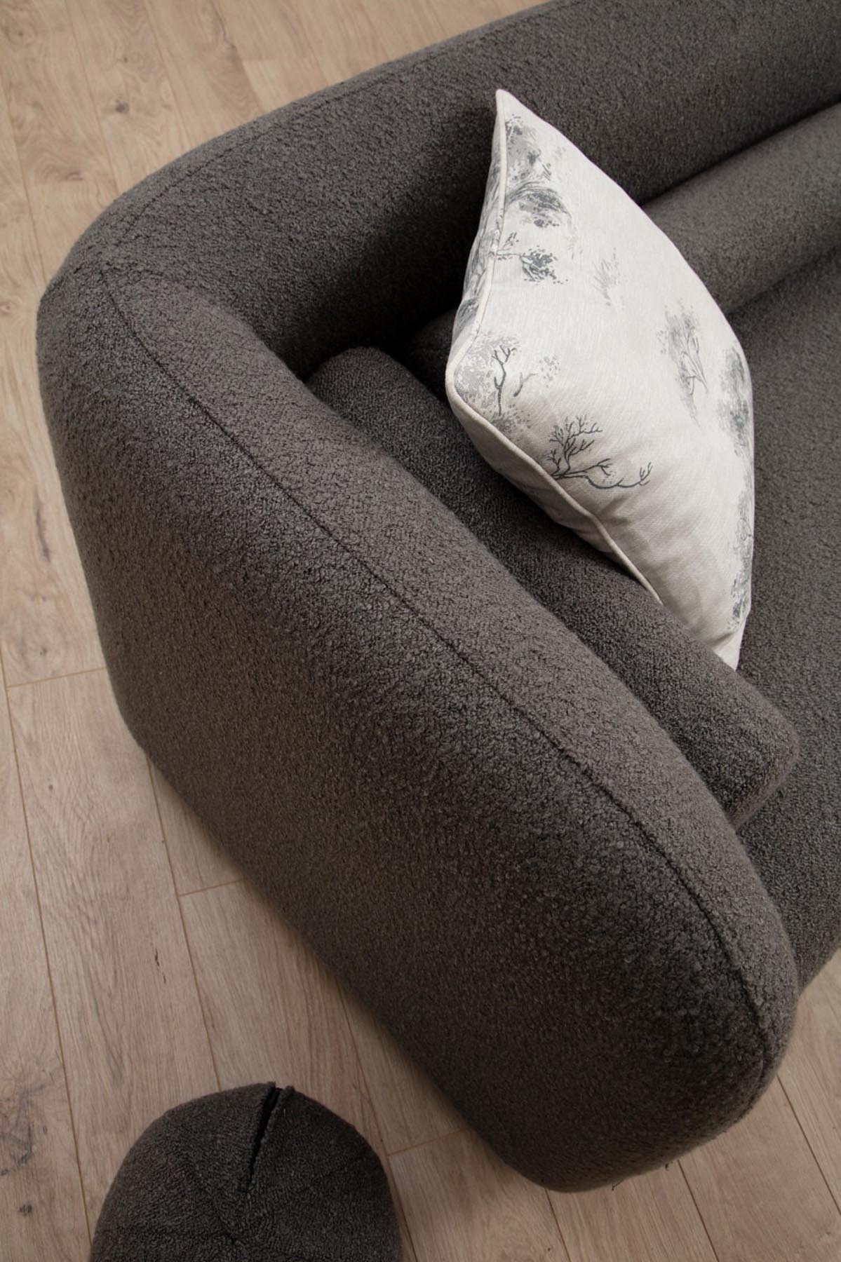 Genießen Sie das Victoria Grey Bouclette 3er Sofa – eine stilvolle Kombination aus modernem Design und unvergleichlichem Sitzkomfort für Ihr Wohnzimmer.