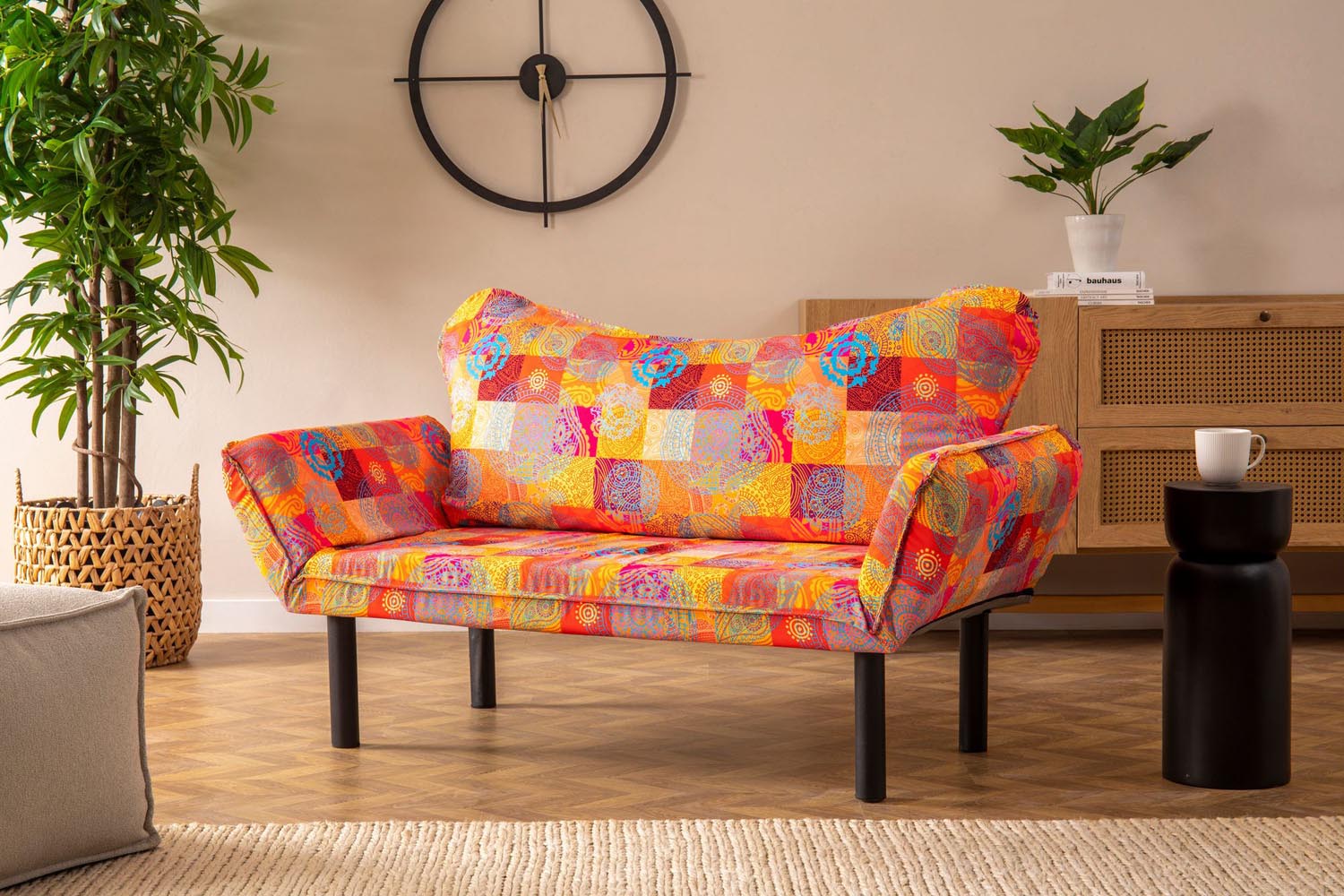 Erleben Sie das Chatto Bettsofa von Atelier Del Sofa – ein einzigartiges, farbenfrohes Patchwork-Design, das Stil und Komfort vereint.