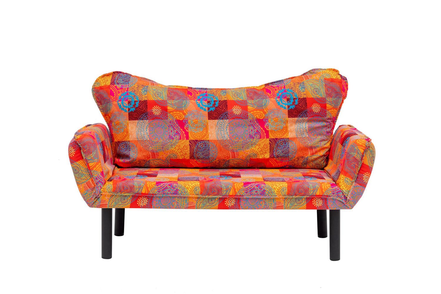 Entdecken Sie das Chatto Bettsofa von Atelier Del Sofa – ein kreatives Patchwork-Möbelstück, das Funktionalität und Bohemian-Charme in Ihr Zuhause bringt.