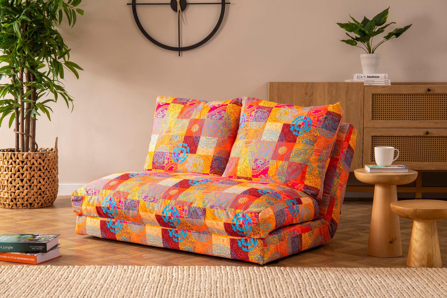 Erleben Sie das Taida Bettsofa in lebendigem Patchwork – die perfekte Kombination aus Funktionalität und modernem Design für Ihr Zuhause!