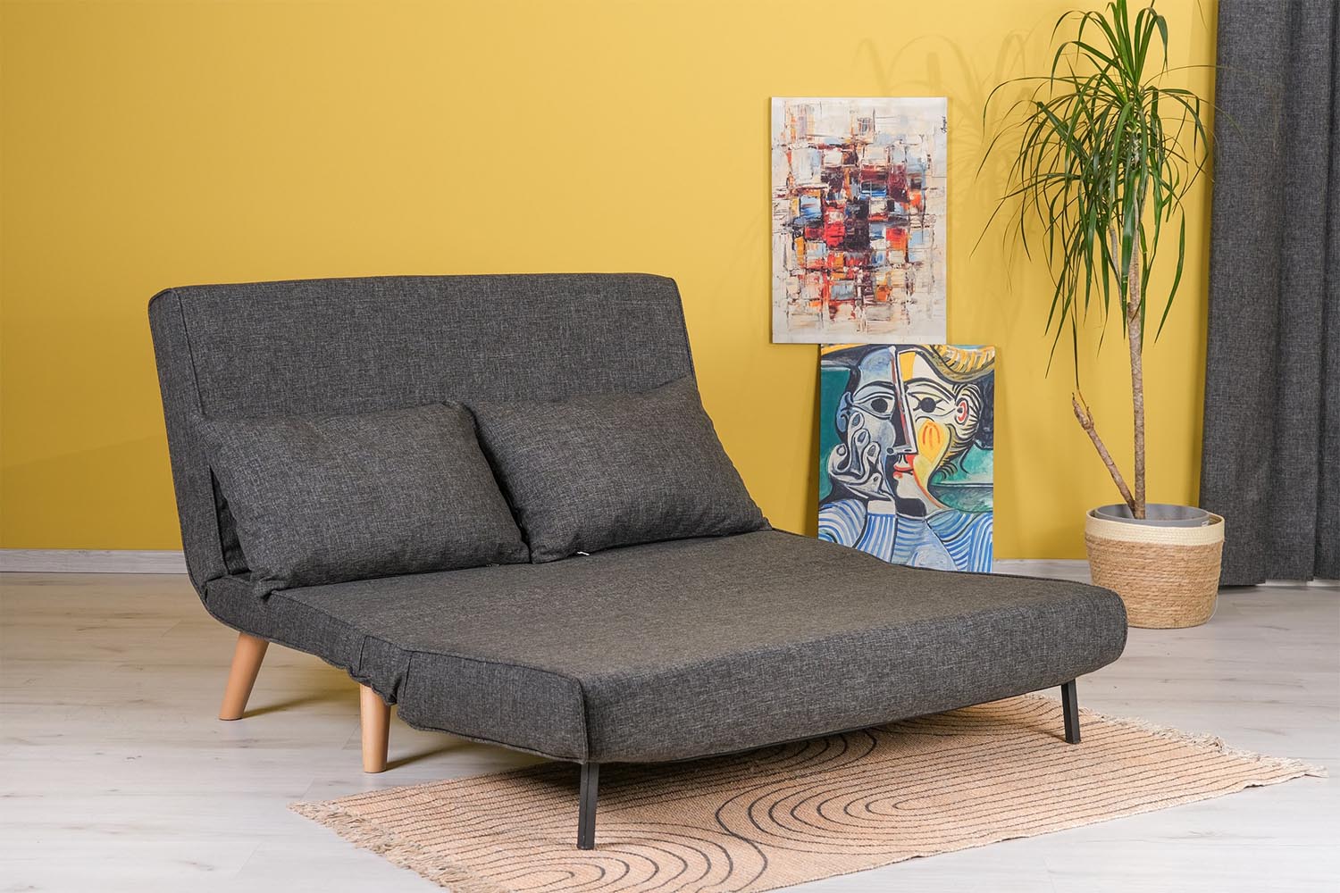 Erleben Sie das Folde 2 Bettsofa in Dunkelgrau von Atelier Del Sofa – ein stilvolles, funktionales Möbelstück, das Komfort und Eleganz vereint.