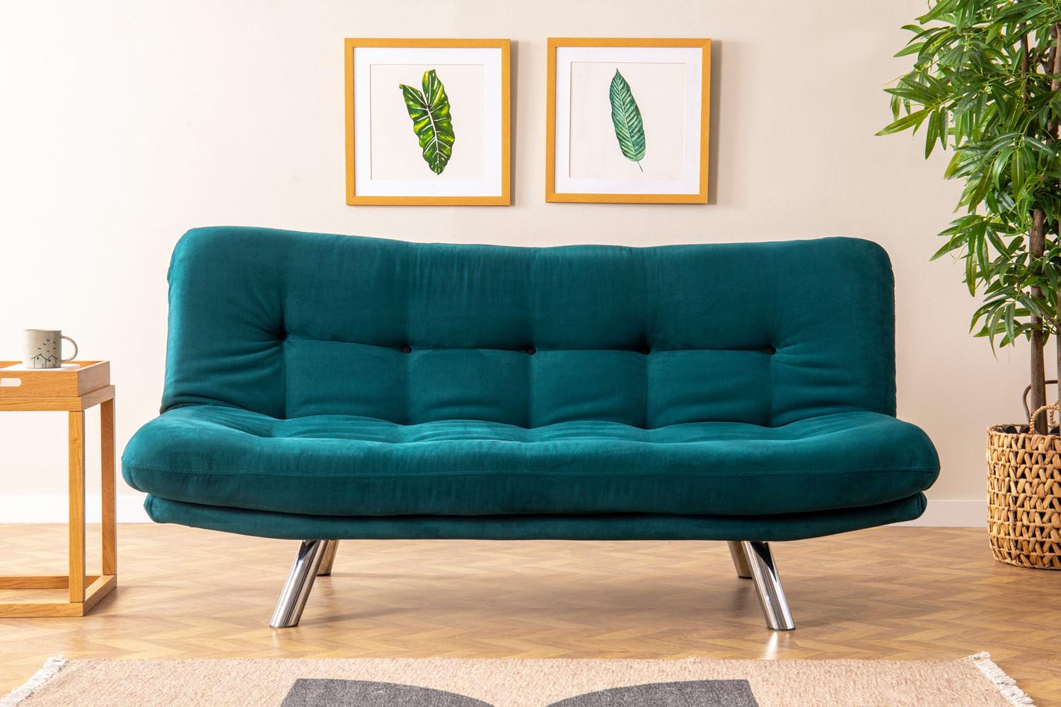 Erleben Sie das Misa Small Sofabed in edlem Petrolgrün – ein perfektes Zusammenspiel aus Komfort und modernem Design für jeden Raum.