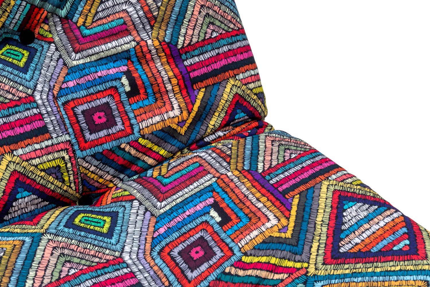 Erleben Sie das Misa Small Sofabed von Atelier Del Sofa – ein vielseitiges, mehrfarbiges Schlafsofa mit komfortabler Polsterung und einzigartigem Patchwork-Stil.