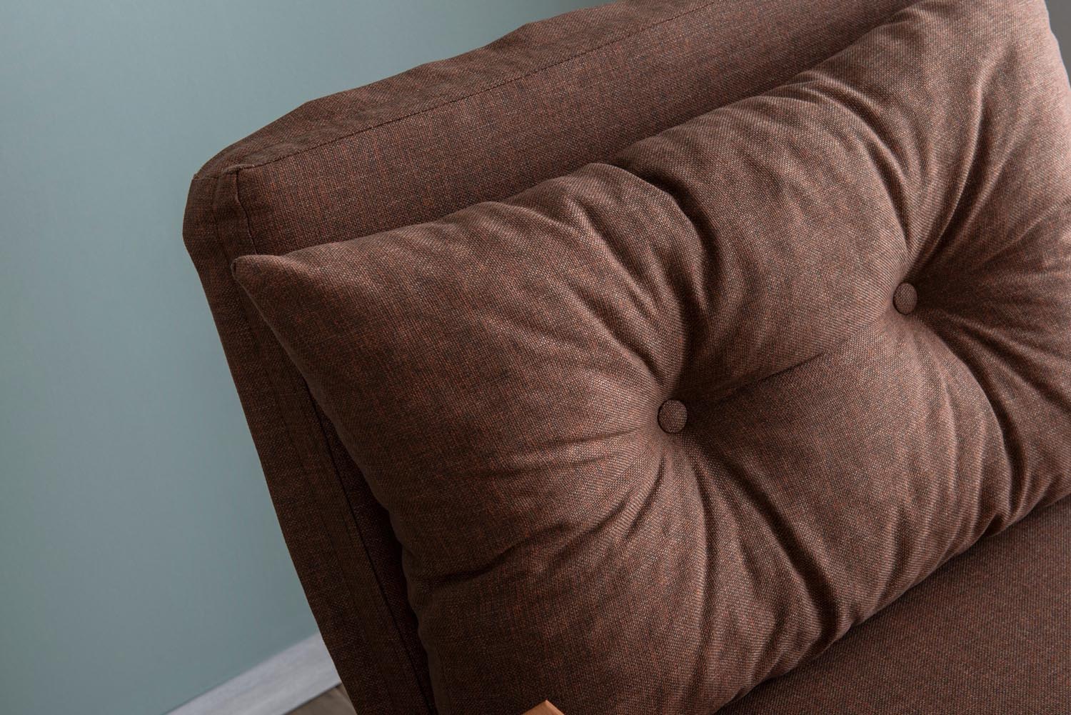 Entdecken Sie das Sando Single Bettsofa in hellbraun – ein stilvolles, platzsparendes Möbelstück, das als Sofa und Bett für Gäste dient.