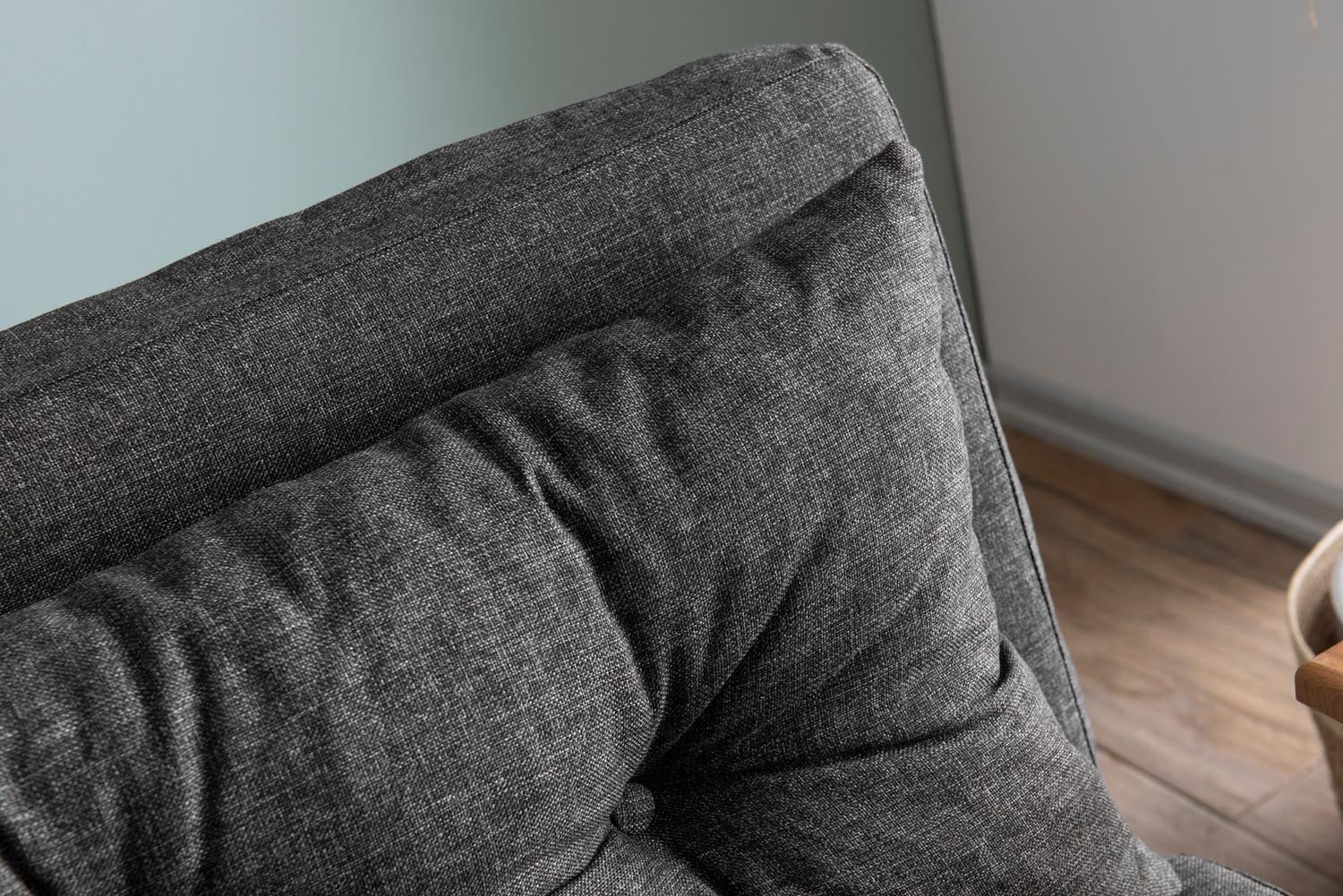 Erleben Sie das Sando 2 Bettsofa in Dunkelgrau von Atelier Del Sofa – stilvoll, bequem und ideal für kleine Räume. Perfekt für Übernachtungsgäste!