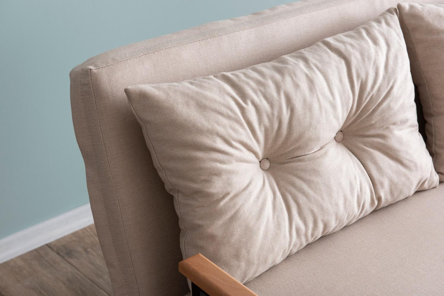 Entdecken Sie das Sando 2 Bettsofa in Sahne von Atelier Del Sofa – ein stilvolles Schlafsofa, das Komfort und Funktionalität perfekt kombiniert.