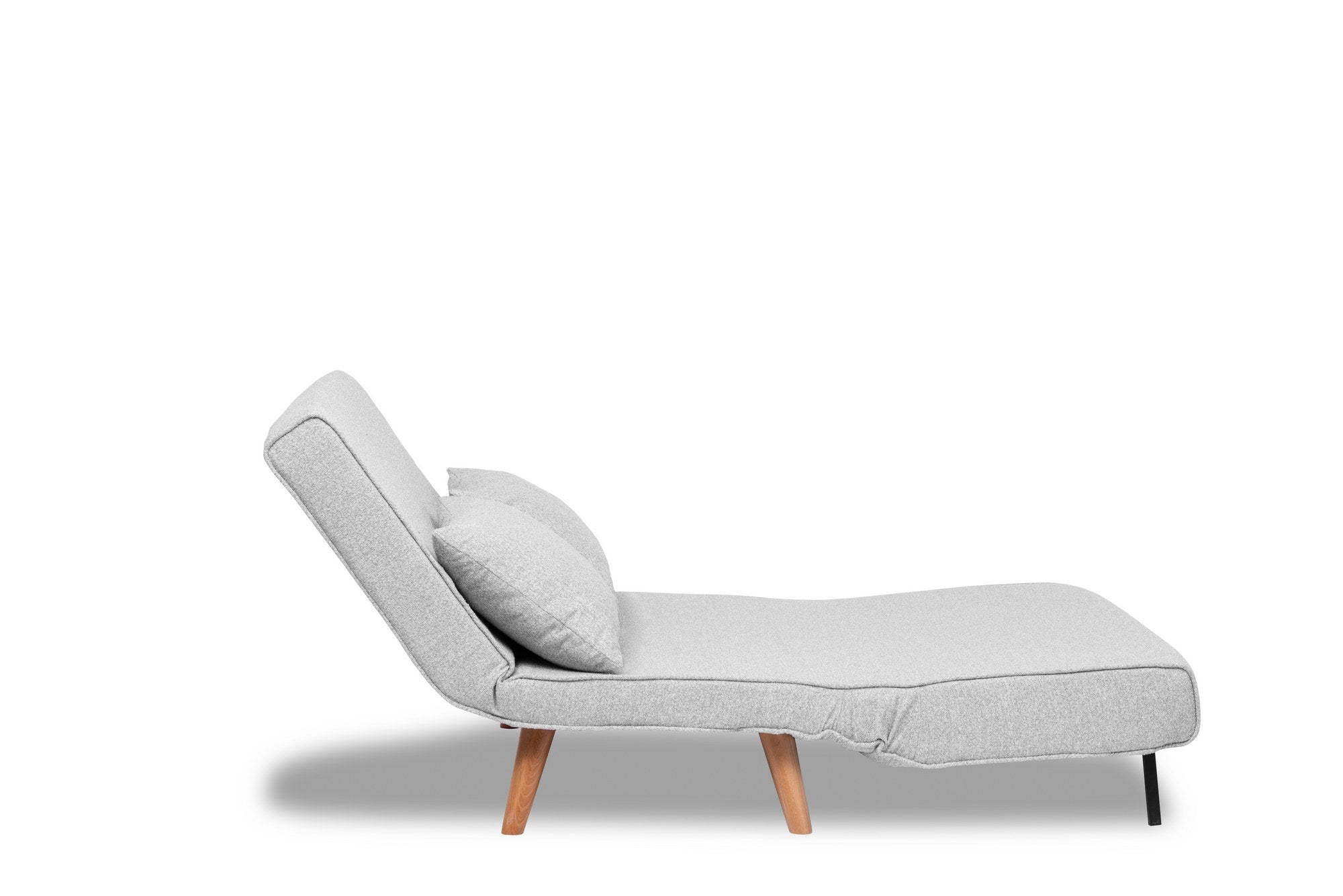Das Folde 2 Bettsofa in elegantem Grau kombiniert zeitloses Design mit praktischer Vielseitigkeit. Ideal für jeden Raum, bietet es optimalen Komfort und eine bequeme Schlafmöglichkeit.