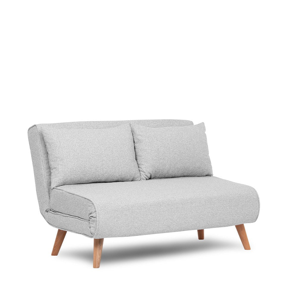 Das Folde 2 Bettsofa in elegantem Grau kombiniert modernes Design mit vielseitiger Funktionalität. Ideal für kleine Wohnungen, bietet es hohen Sitzkomfort und eine verstellbare Rückenlehne.