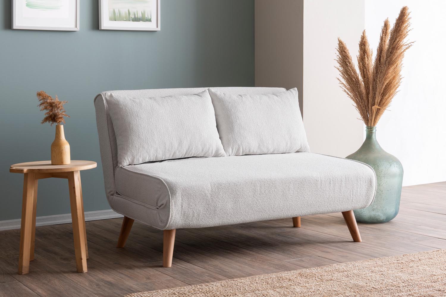 Entdecken Sie das Folde 2 Bettsofa in Weiß von Atelier Del Sofa – ein stilvolles, komfortables Schlafsofa mit verstellbarer Rückenlehne und luxuriösem Teddy-Stoff.