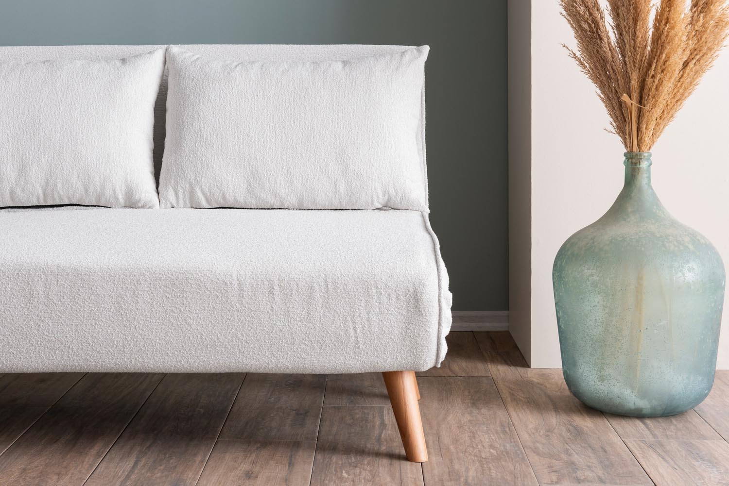 Entdecken Sie das Folde 2 Bettsofa in elegantem Weiß – ein stilvolles Schlafsofa mit verstellbarer Rückenlehne und luxuriösem Teddy-Stoff für höchsten Komfort.