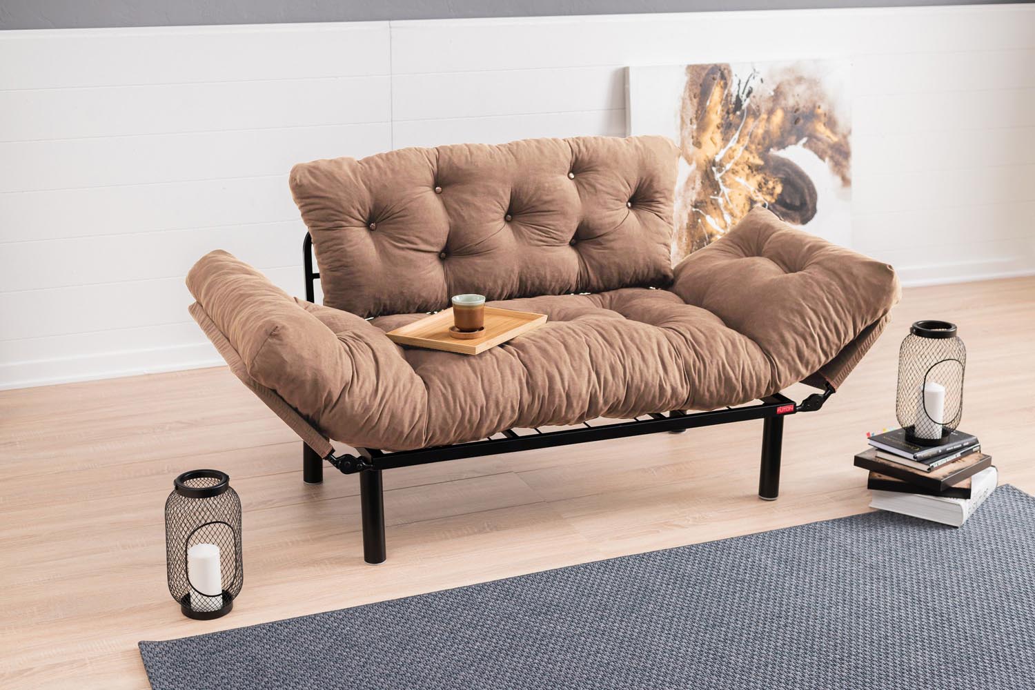 Erleben Sie das Nitta Bettsofa in Hellbraun von Atelier Del Sofa – ein elegantes, platzsparendes Möbelstück, das Komfort und Funktionalität vereint.