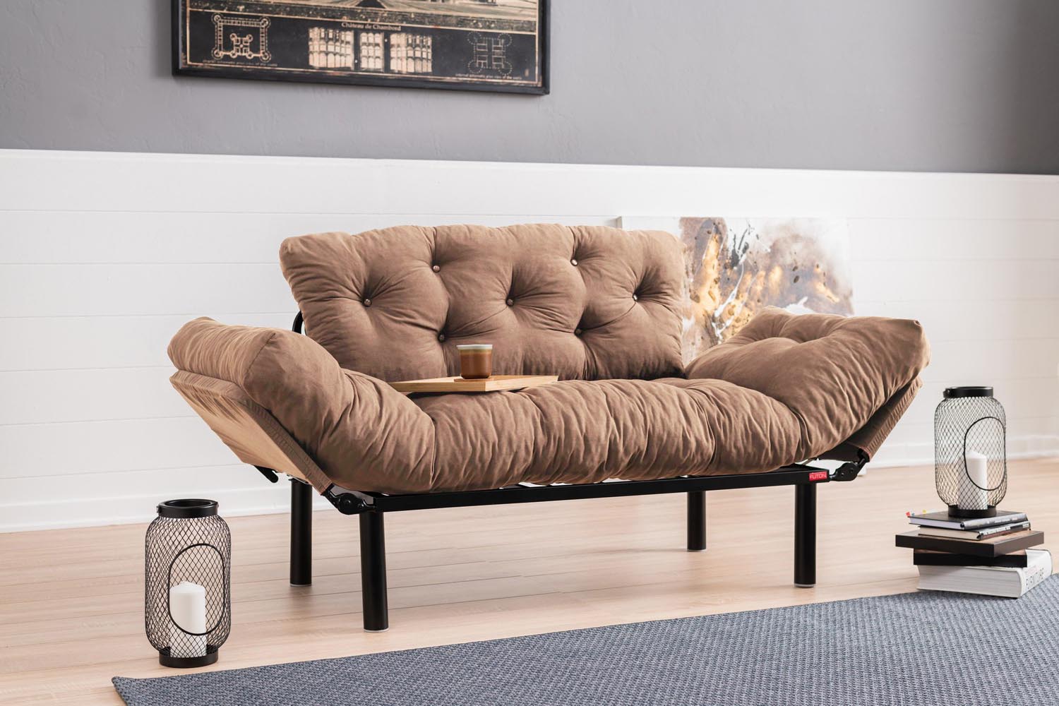 Entdecken Sie das Nitta Bettsofa in Hellbraun von Atelier Del Sofa – stilvolles Design, ideal für kleine Räume und Übernachtungsgäste.
