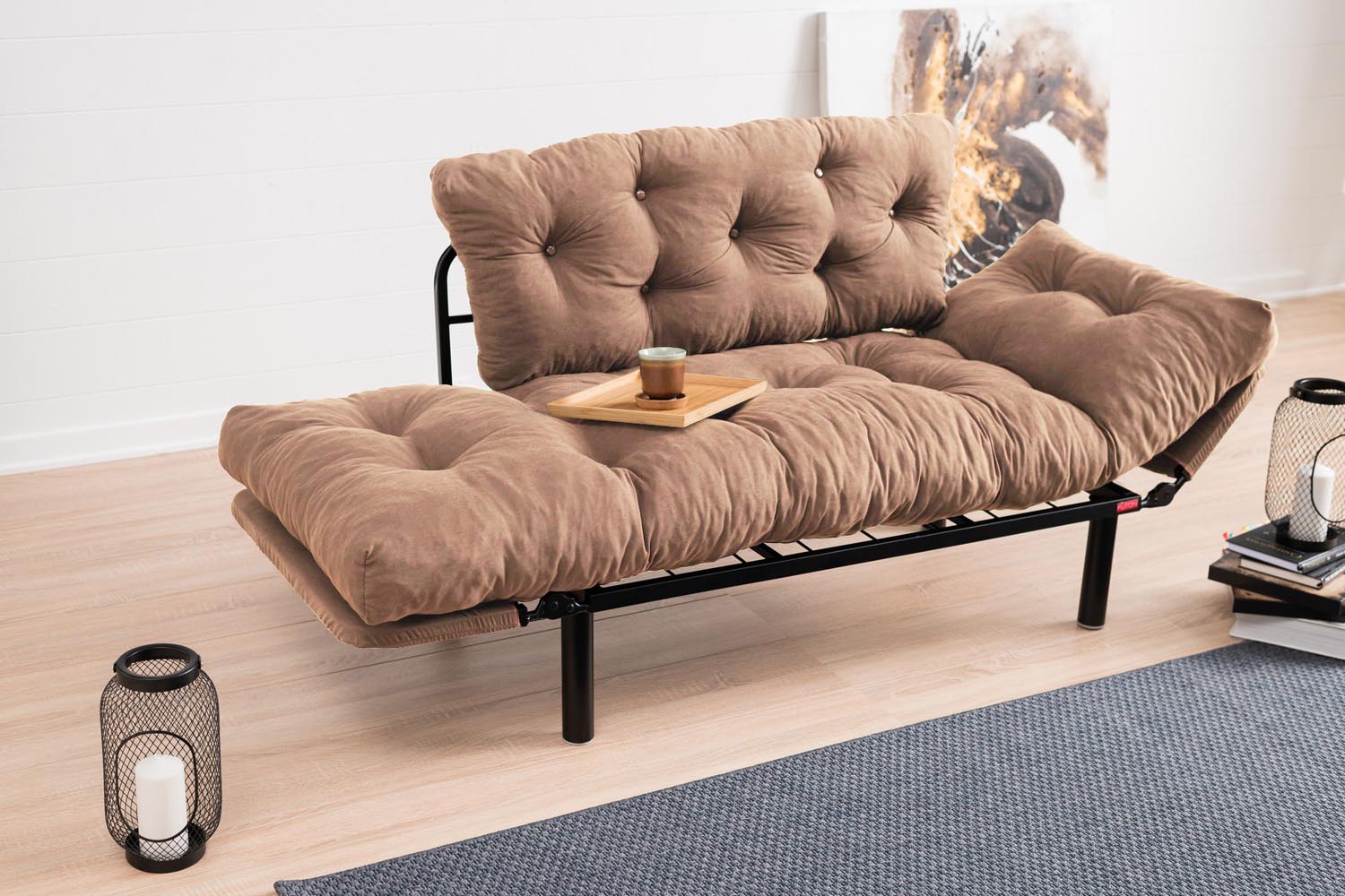 Entdecken Sie das Nitta Bettsofa in Hellbraun – stilvolles Design, ideal für kleine Räume, bietet Komfort und eine praktische Schlafgelegenheit.