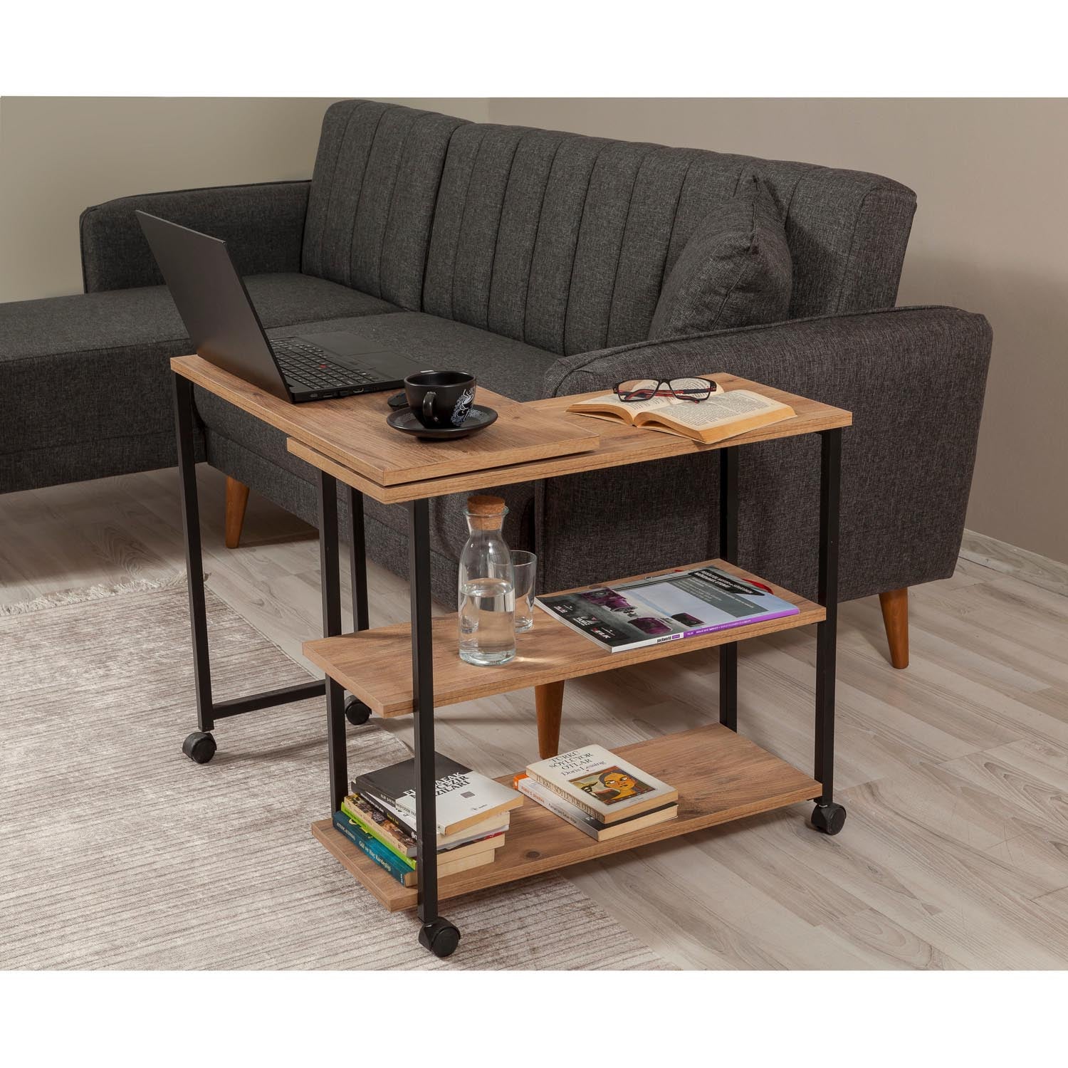 Entdecken Sie den Melin Sofatisch in Atlantischer Kiefer Schwarz von Hanah Home – ein stilvoller, funktionaler Beistelltisch, der jeden Raum aufwertet!