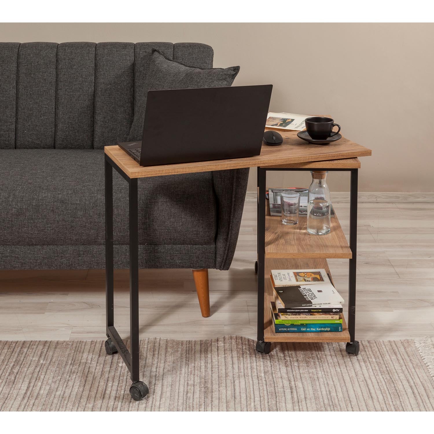 Entdecken Sie den Melin Sofatisch in Atlantischer Kiefer Schwarz von Hanah Home – ein stilvoller, funktionaler Beistelltisch, der jeden Raum aufwertet.