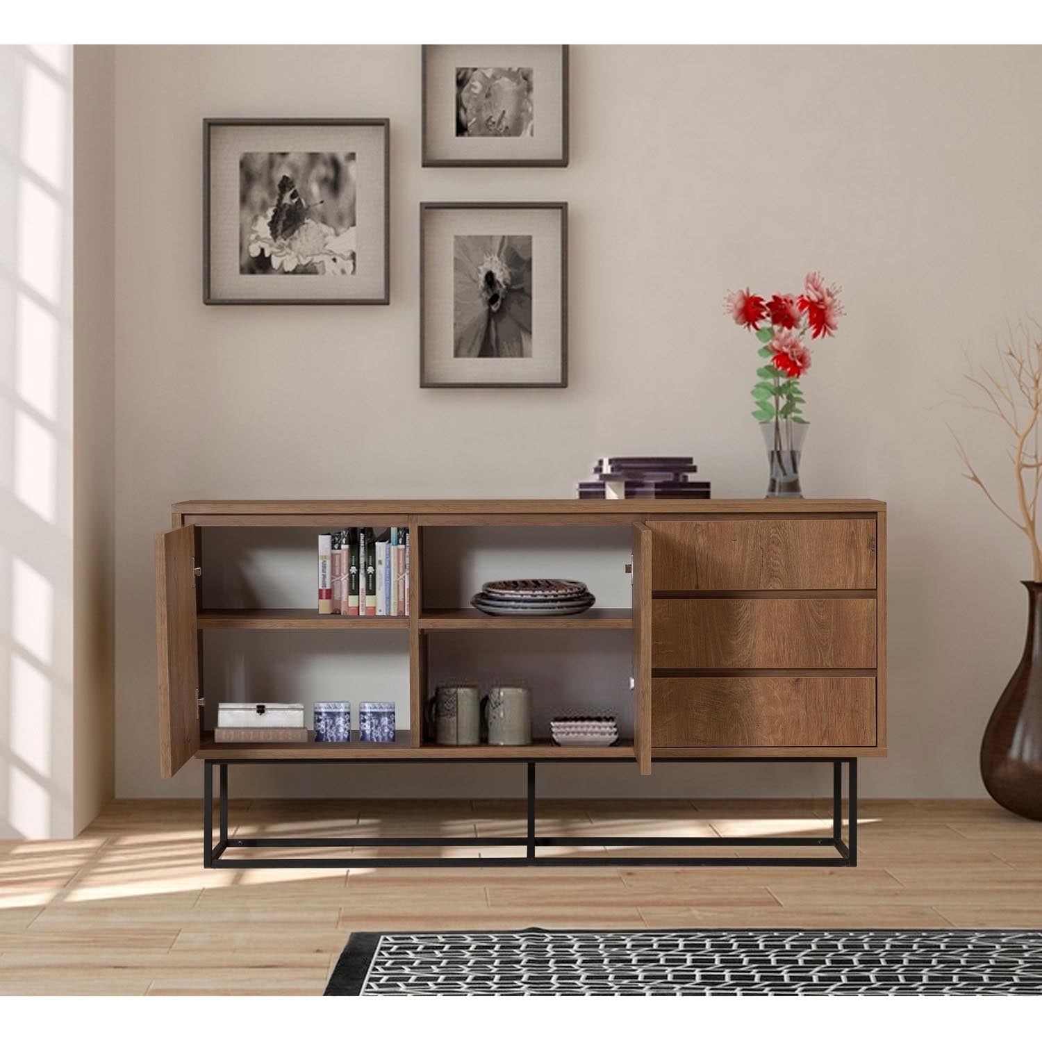 Erleben Sie das Ruba High-Sideboard von Hanah Home in Walnuss Schwarz – ein modernes Möbelstück, das Stil und praktischen Stauraum perfekt kombiniert.