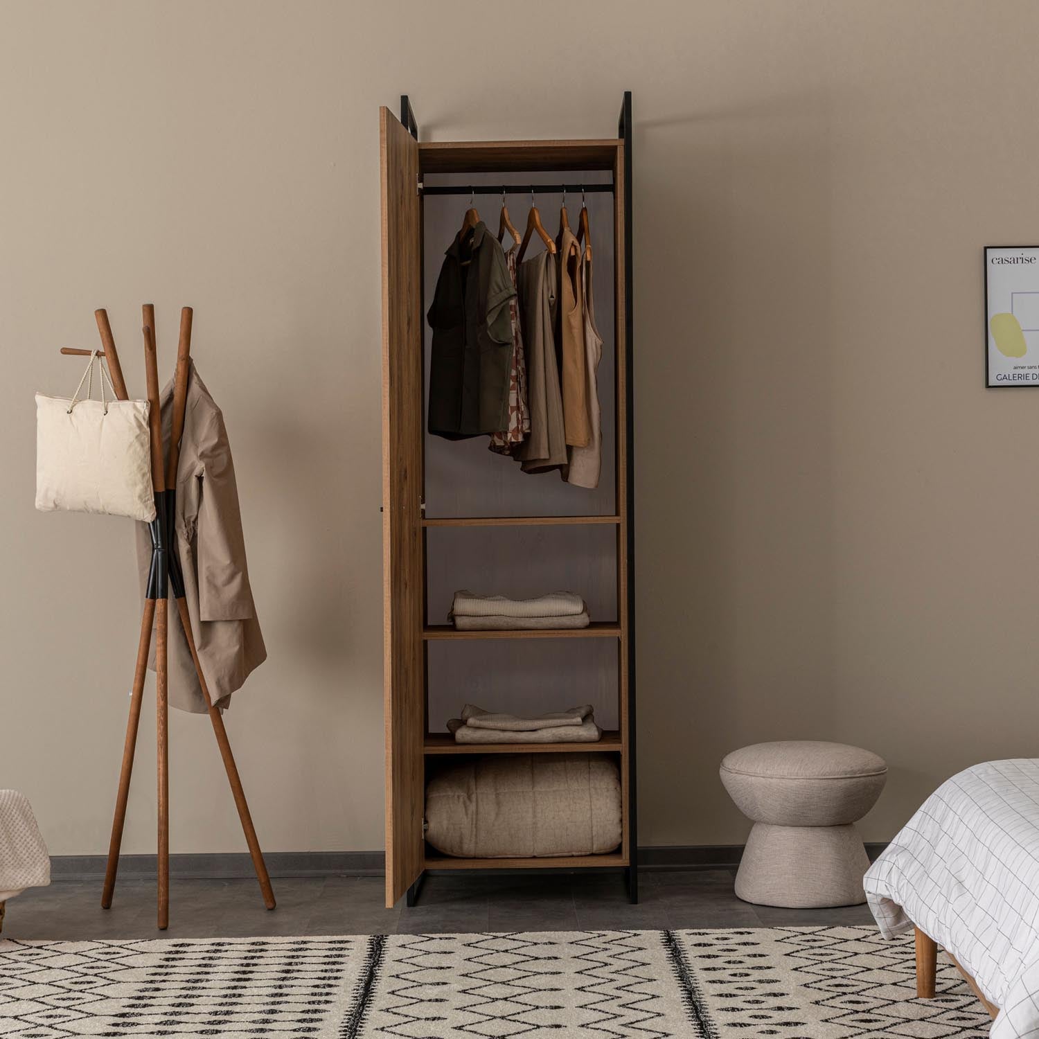 Verleihen Sie Ihrem Raum mit der Dynamic Garderobe aus Atlantischer Kiefer von Hanah Home Eleganz und Ordnung – der perfekte Stauraum für jeden Stil!