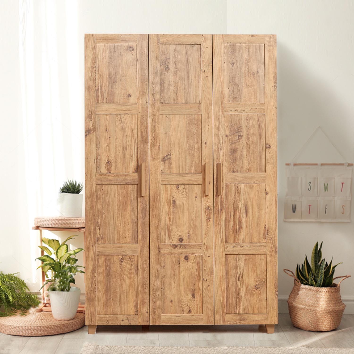 Verleihen Sie Ihrem Raum mit der Hedera 1 Garderobe aus Atlantischer Kiefer von Hanah Home einen modernen Look – ideal für stilvolle Aufbewahrung.