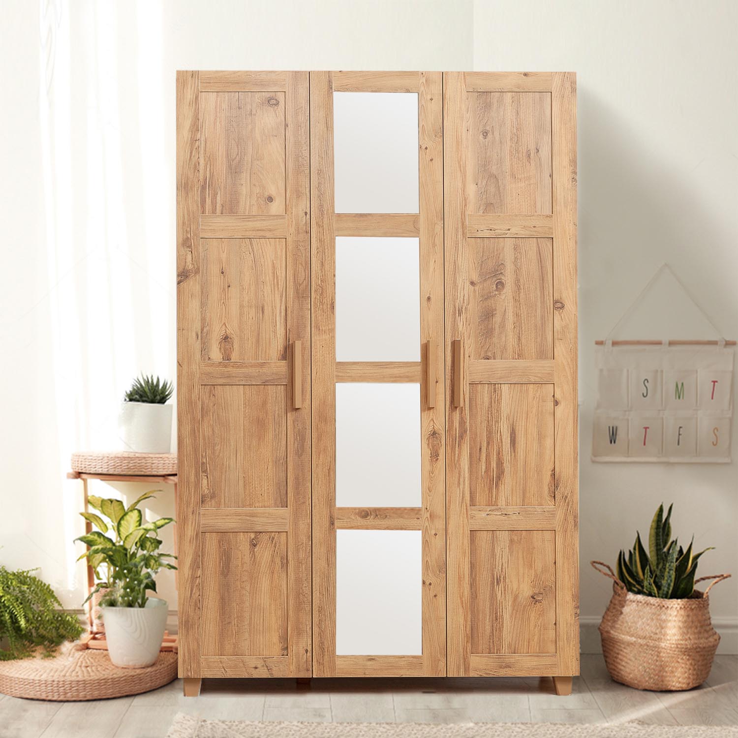 Gestalten Sie Ihr Zuhause neu mit der Hedera 2 Garderobe in Atlantischer Kiefer von Hanah Home – modern, robust und perfekt organisiert.