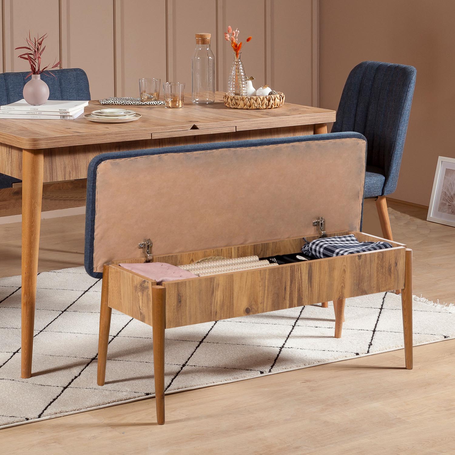 Erleben Sie den Vina Atlantic Dark Esstisch von Hanah Home in edlem Dunkelblau. Ausziehbar, robust und perfekt für gesellige Abende.