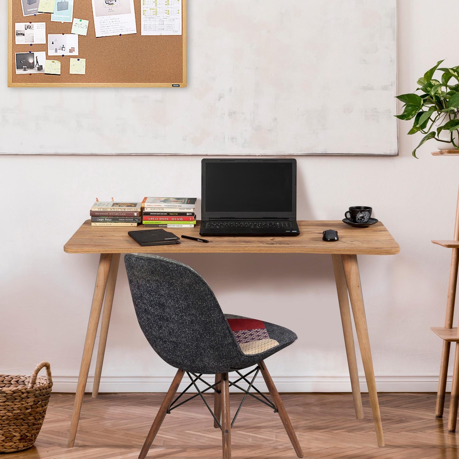 Gestalten Sie Ihren Arbeitsplatz mit dem Fabio Schreibtisch von Hanah Home in Atlantischer Kiefer – elegant, langlebig und perfekt für jede Umgebung.